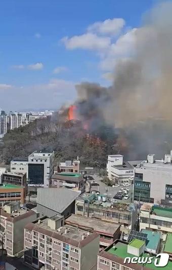 20일 오후 1시 11분쯤 광주 동구 학동의 미양산에서 불이 나 소방과 산림당국이 진화작업을 하고 있다. &#40;독자 제공&#41; 2024.3.20/뉴스1 