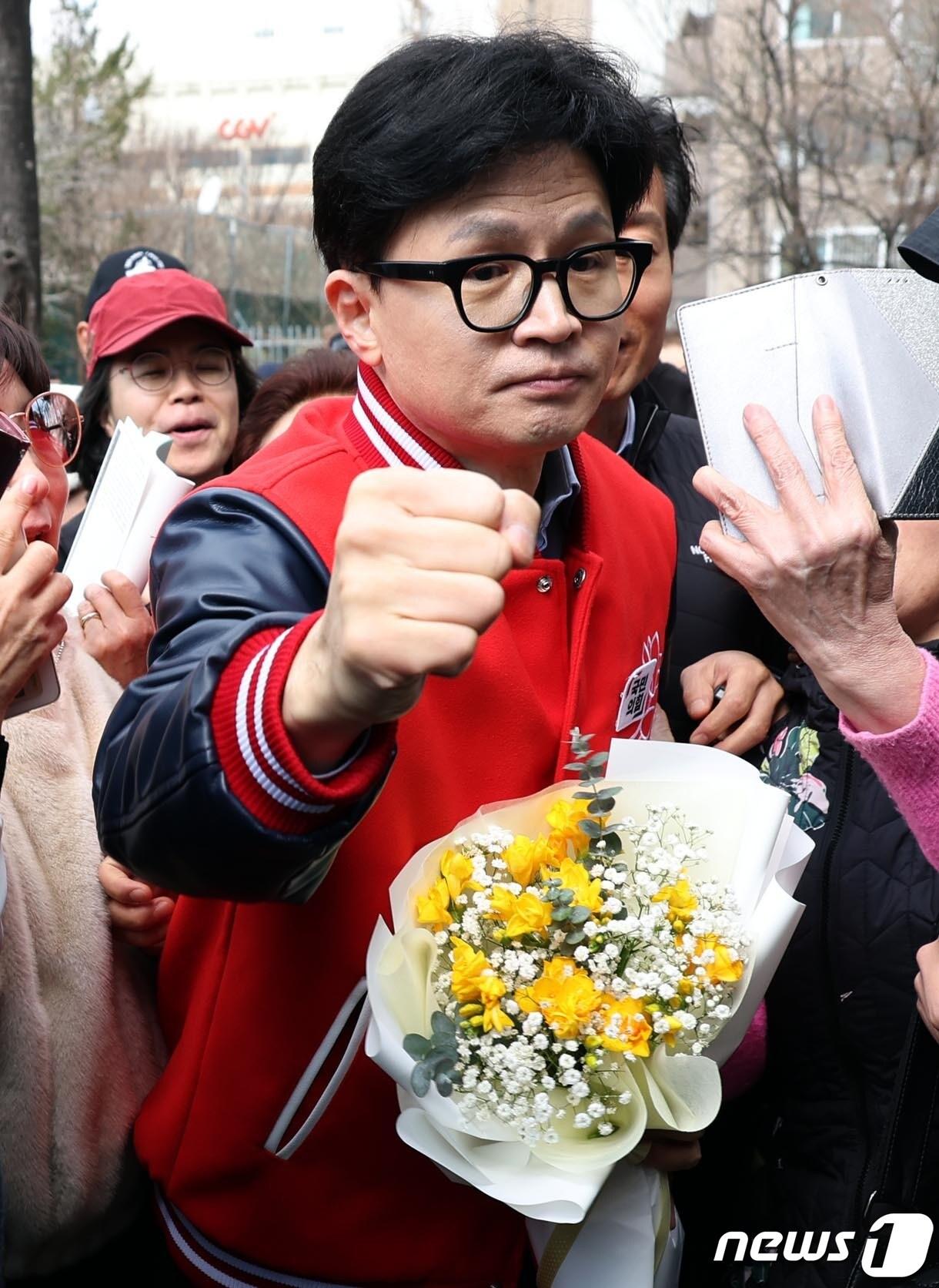 한동훈 국민의힘 비대위원장 겸 총괄선대위원장이 20일 경기 안양시 초원어린이공원에서 시민들과 주먹인사를 하고 있다. &#40;공동취재&#41; 2024.3.20/뉴스1 ⓒ News1 신웅수 기자