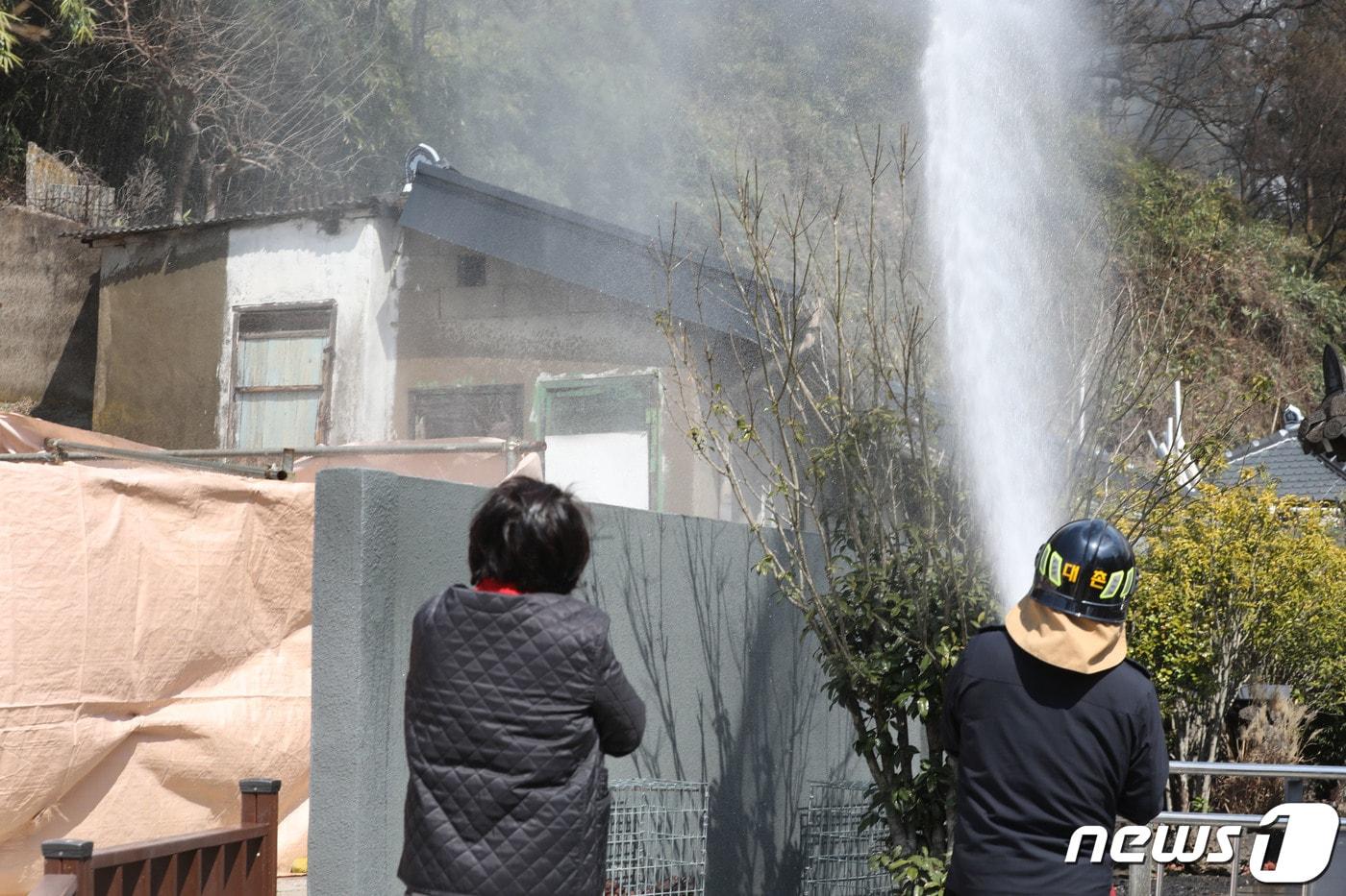 20일 오후 1시 9분쯤 광주 동구 학동 증심사 입구역 인근 한 산에서 불이 나 소방당국이 진화 작업 중인 가운데 주민들이 이를 지켜보고 있다. 2024.3.20/뉴스1 ⓒ News1 박지현 기자