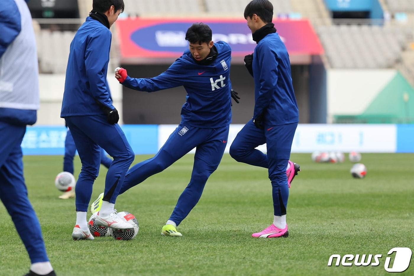 대한민국 축구대표팀 손흥민이 20일 오후 서울 마포구 서울월드컵경기장에서 2026 국제축구연맹&#40;FIFA&#41; 북중미 월드컵 아시아 지역 2차 예선 태국과 경기를 하루 앞두고 훈련하고 있다. 2024.3.20/뉴스1 ⓒ News1 김도우 기자