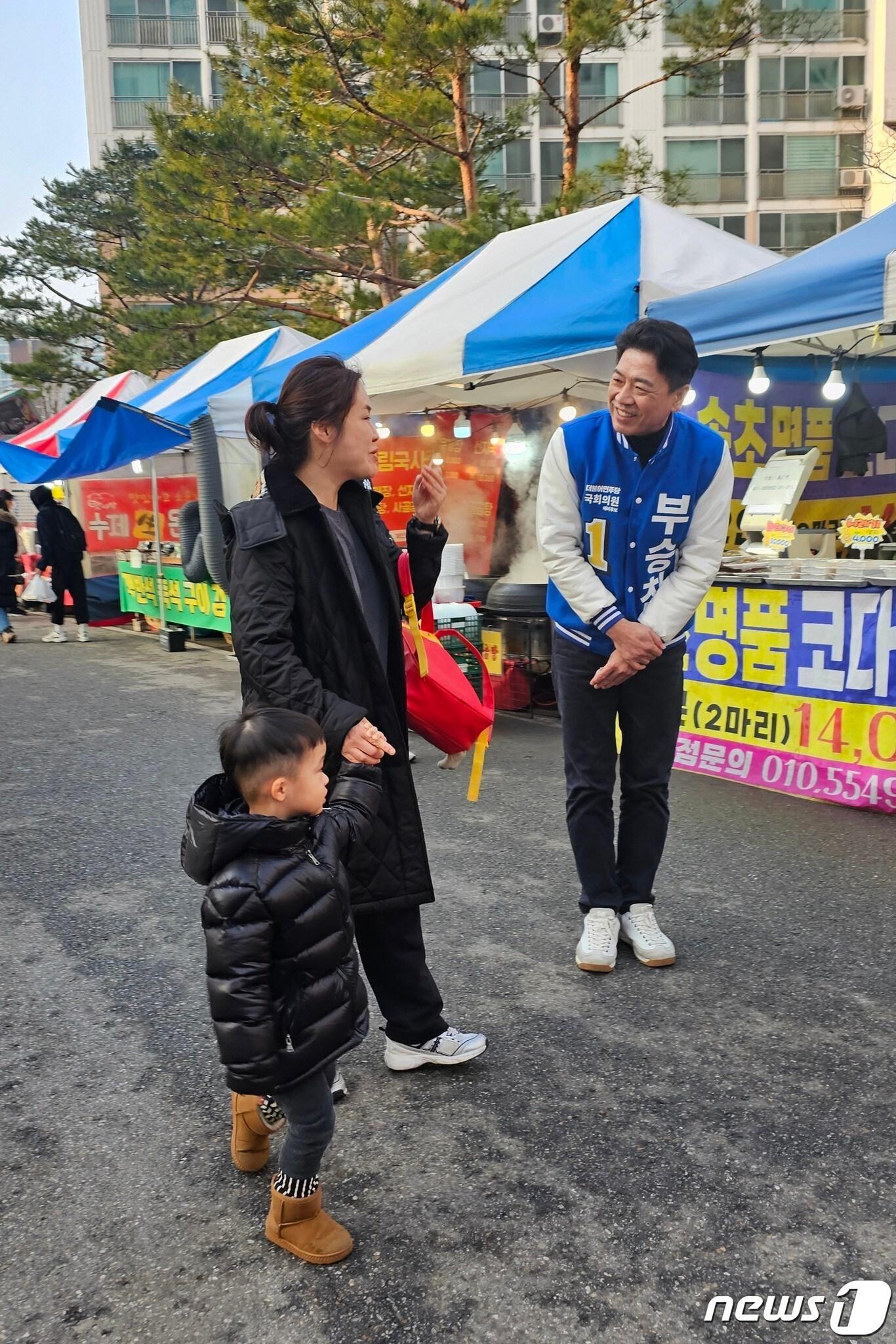 부승찬 후보가 유세 현장에서 유권자에게 인사를 하고 있다.&#40;후보측 제공&#41;