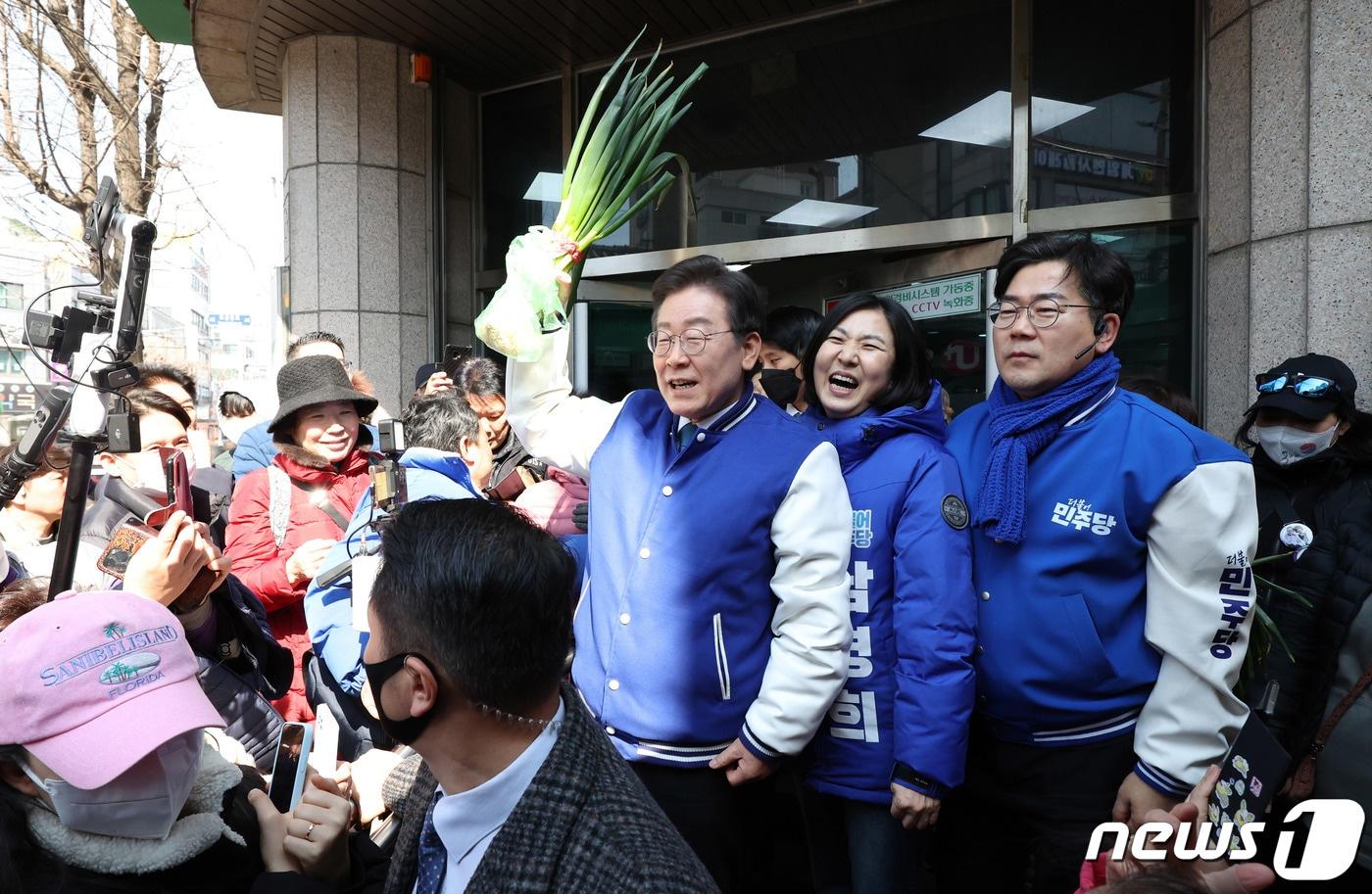 이재명 더불어민주당 대표가 20일 오후 인천 미추홀구 토지금고시장을 방문, 대파 한 단을 들고 발언하고 있다 &#40;공동취재&#41; 2024.3.20/뉴스1 ⓒ News1 임세영 기자