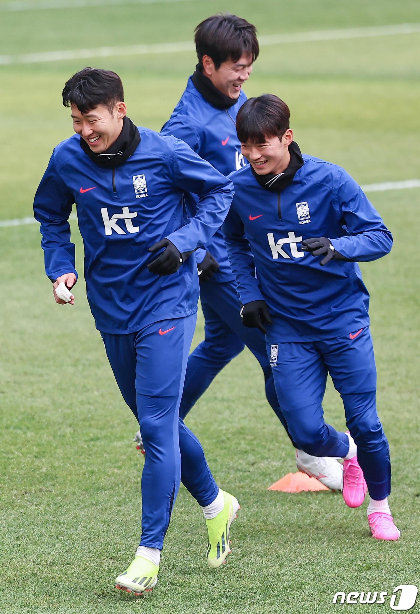 대한민국 축구대표팀 손흥민, 김진수, 김영권이 20일 오후 서울 마포구 서울월드컵경기장에서 2026 국제축구연맹&#40;FIFA&#41; 북중미 월드컵 아시아 지역 2차 예선 태국과 경기를 하루 앞두고 훈련하고 있다. 2024.3.20/뉴스1 ⓒ News1 김도우 기자