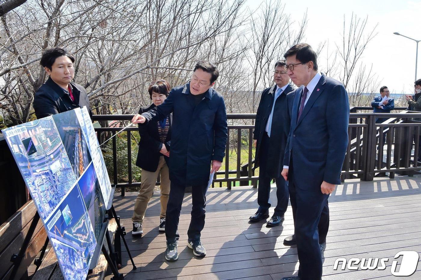 박형준 부산시장&#40;오른쪽&#41;이 서부산권 현장을 점검하고 있다&#40;부산시청 제공&#41;