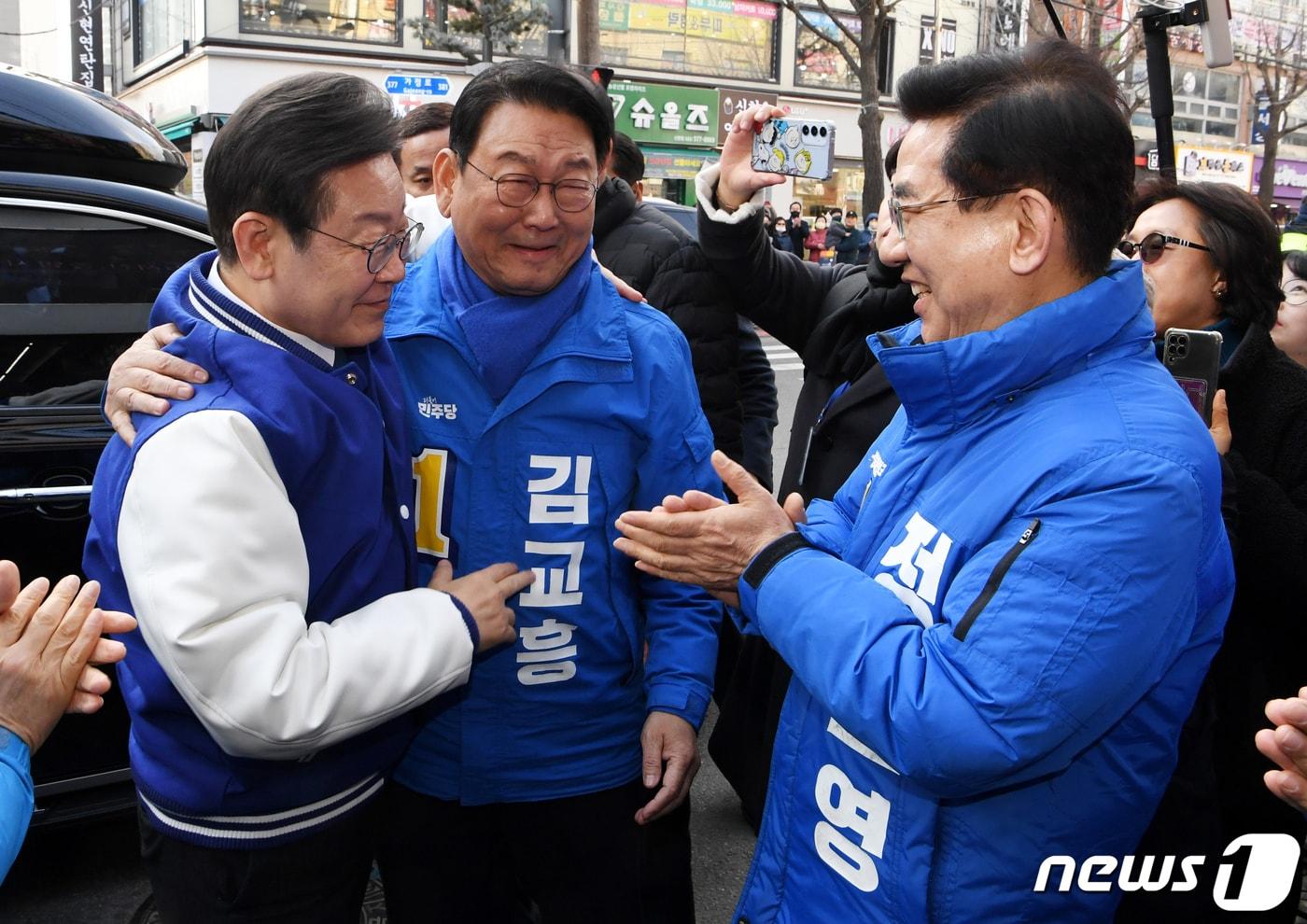 이재명 더불어민주당 대표가 20일 오후 인천 서구 정서진중앙시장을 방문해 김교흥 인천 서구갑 후보, 정일영 인천 연수구을 후보와 인사를 나누고 있다. &#40;공동취재&#41; 2024.3.20/뉴스1 ⓒ News1 임세영 기자