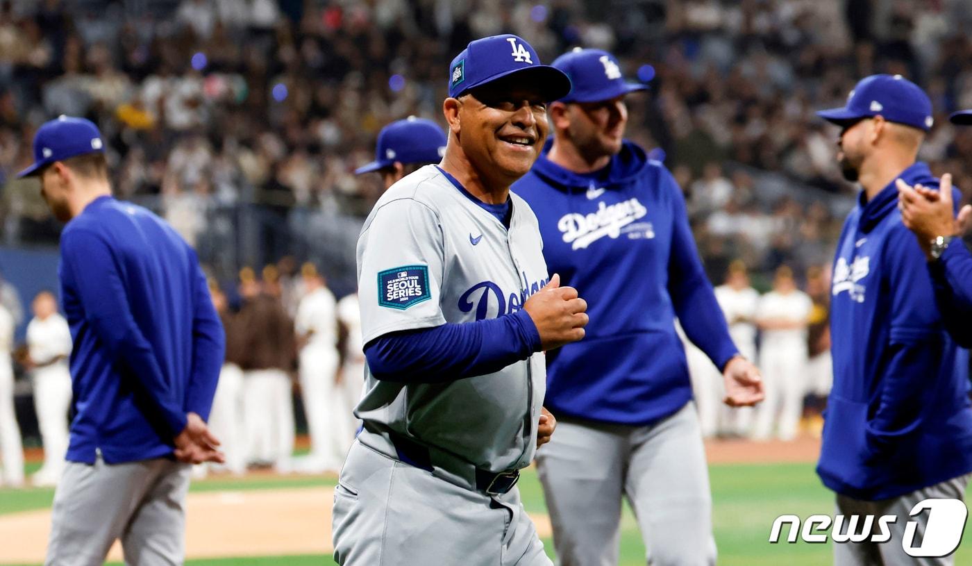 20일 서울 고척스카이돔에서 열린 미국프로야구&#40;MLB&#41; 공식 개막전 LA 다저스 vs 샌디에이고 파드리스 1차전 경기, LA 다저스 데이브 로버츠 감독이 경기장으로 입장하고 있다. ⓒ News1 박정호 기자