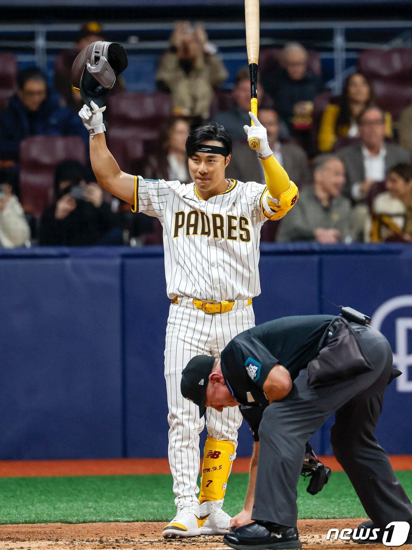 20일 오후 서울 고척스카이돔에서 미국프로야구&#40;MLB&#41; 공식 개막전 LA다저스 대 샌디에이고 파드리스 1차전 경기, 2회말 1사 주자없는 상황 타석에 들어선 샌디에이고 김하성이 관중들에게 인사를 하고 있다. &#40;공동취재&#41; 2024.3.20/뉴스1 ⓒ News1 박정호 기자