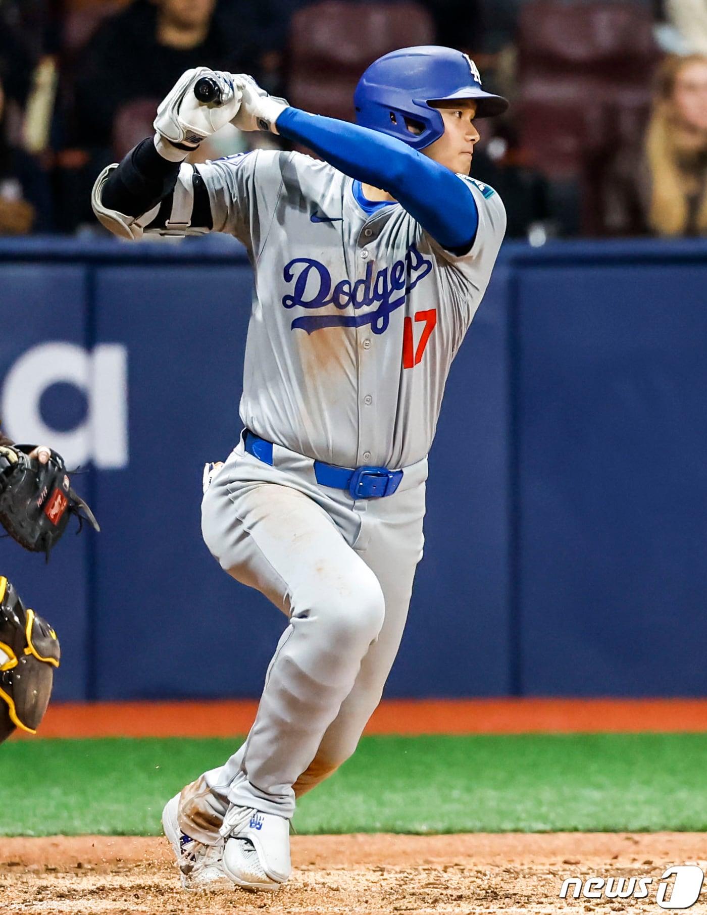 20일 오후 서울 고척스카이돔에서 미국프로야구&#40;MLB&#41; 공식 개막전 LA다저스 대 샌디에이고 파드리스 1차전 경기, 5회초 무사 주자 1루 상황 LA 다저스 오타니 소헤이가 안타를 치고 있다. &#40;공동취재&#41; 2024.3.20/뉴스1 ⓒ News1 김진환 기자