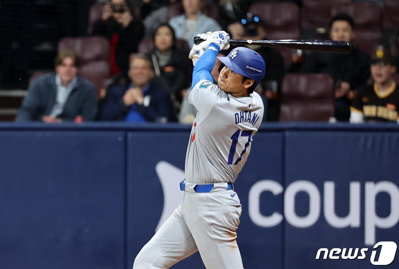 20일 서울 구로구 고척스카이돔에서 열린 2024 미국 메이저리그&#40;MLB&#41; 월드투어 서울시리즈 개막전 샌디에이고 파드리스와 로스엔젤레스&#40;LA&#41; 다저스의 경기 8회초 1사 주자 1,2루 상황 다저스 오타니가 1타점 적시타를 날리고 있다. &#40;공동취재&#41; 2024.3.20/뉴스1 ⓒ News1 김진환 기자