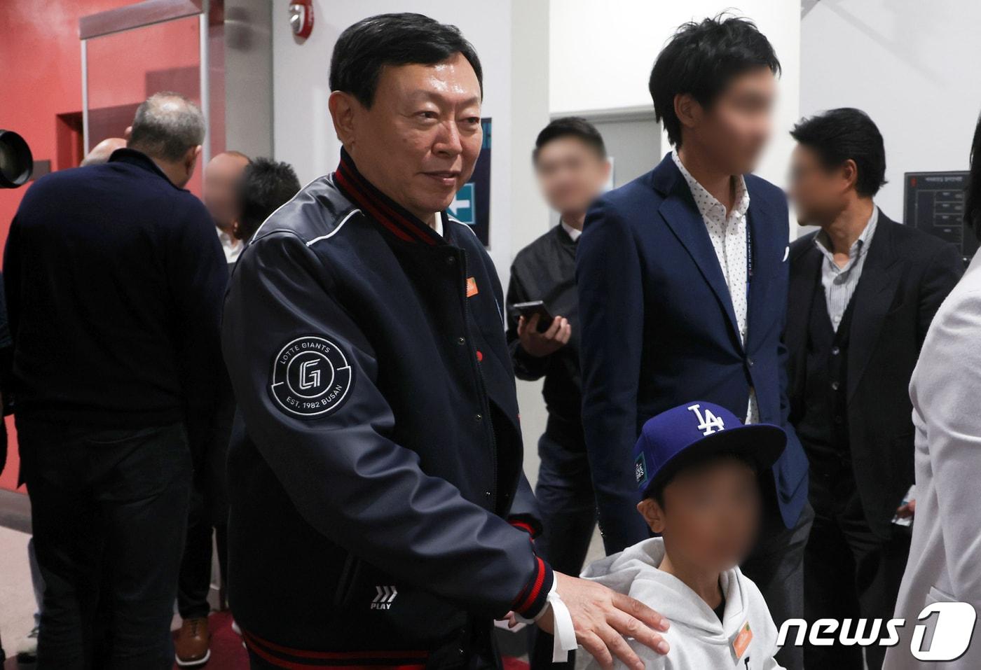 신동빈 롯데그룹 회장이 20일 서울 고척스카이돔에서 열린 미국프로야구&#40;MLB&#41; 공식 개막전 LA 다저스 vs 샌디에이고 파드리스 1차전 경기를 관람하기 위해 경기장으로 들어서고 있다. &#40;공동취재&#41; 2024.3.20/뉴스1 ⓒ News1 김진환 기자