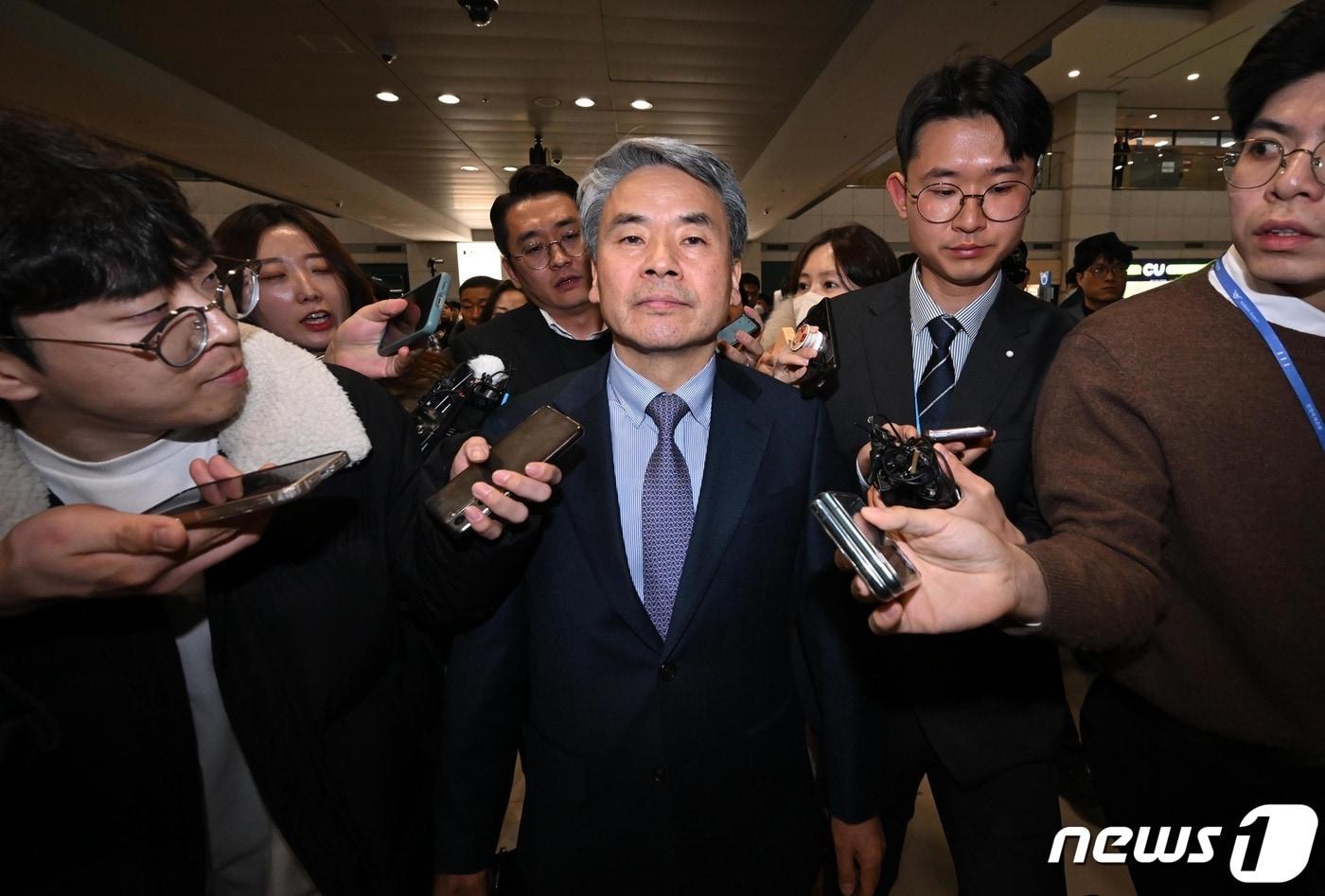 &#39;도피성 출국&#39; 논란을 일으킨 이종섭 주 호주 대사가 21일 오전 인천국제공항 제1터미널을 통해 귀국한 후 차량으로 이동하고 있다. &#40;공동취재&#41; 2024.3.21/뉴스1 ⓒ News1 신웅수 기자