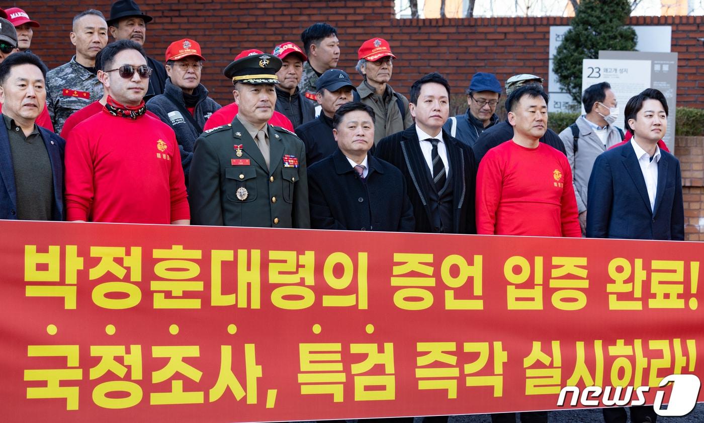 해병대 채 상병 순직사건 수사 이첩 관련 항명 및 상관명예훼손 혐의로 기소된 박정훈 전 해병대 수사단장&#40;대령&#41;이  지난달 21일 오전 서울 용산구 중앙지역군사법원에서 열린 3차 공판 출석에 앞서 이준석 개혁신당 대표와 면담을 마친 후 기자회견장으로 이동하고 있다. 2024.3.21/뉴스1 ⓒ News1 이재명 기자