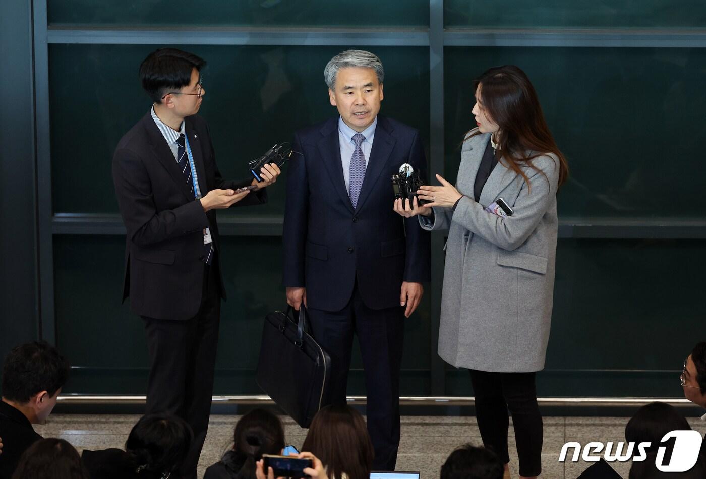 &#39;해외 도피&#39; 논란을 일으킨 이종섭 주 호주 대사가 21일 오전 인천국제공항 제1터미널을 통해 귀국한 후 취재진의 질문에 답하고 있다. 지난 10일 호주대사로 부임한 이 대사는 지난해 국방부 장관 재직 시절 해병대 채모 상병 사망사건 조사에 외압을 행사했단 의혹을 받고 정치권으로부터 &#39;도피성 출국&#39;이라는 비판을 받아 왔다. &#40;공동취재&#41; 2024.3.21/뉴스1 ⓒ News1 신웅수 기자