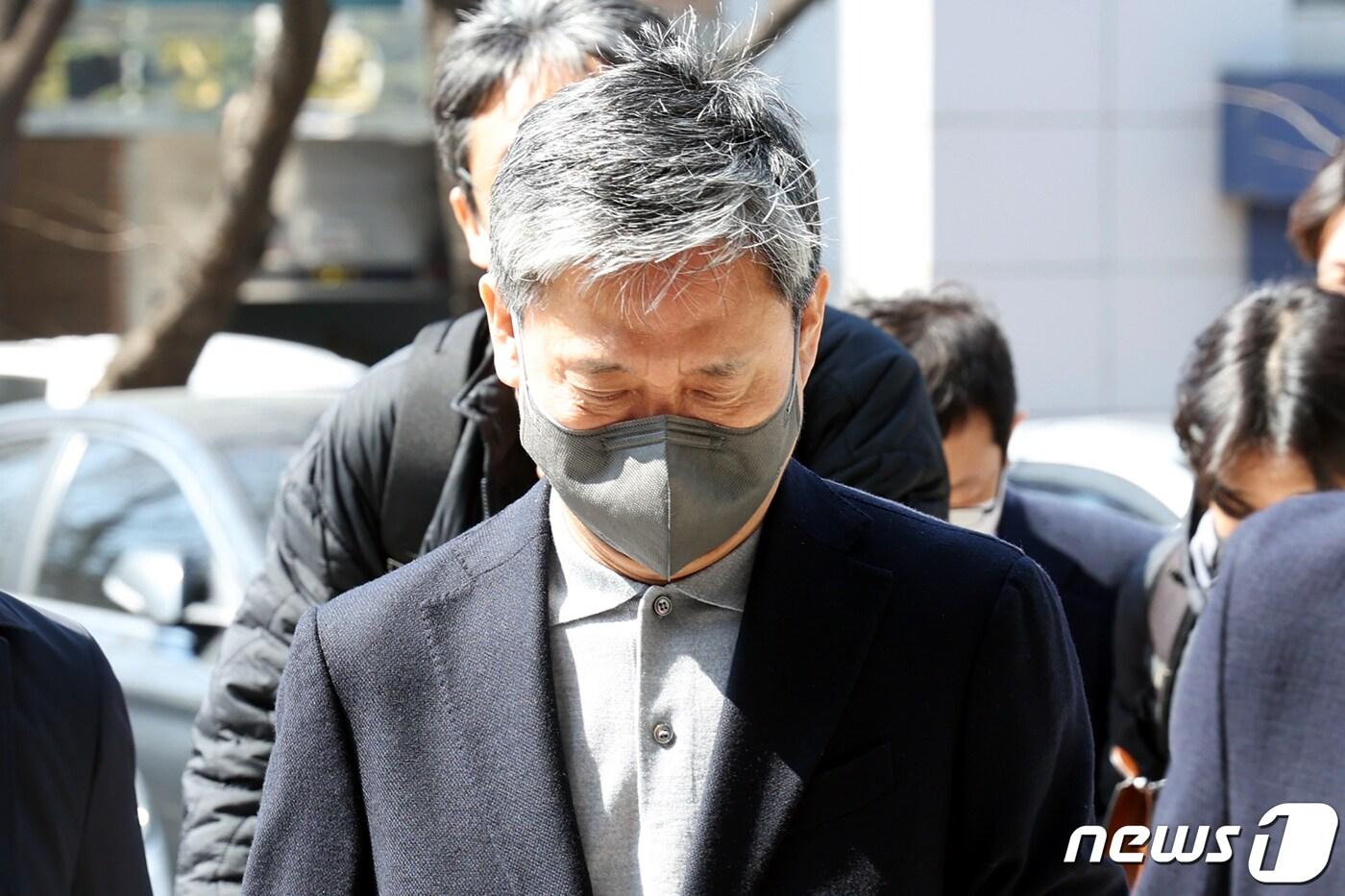 &#39;드라마 제작사 고가 인수 의혹&#39;을 받는 김성수 카카오엔터테인먼트 대표가 21일 오후 서울 양천구 남부지방법원에서 열린 영장실질심사에 출석하고 있다. 2024.3.21/뉴스1 ⓒ News1 민경석 기자