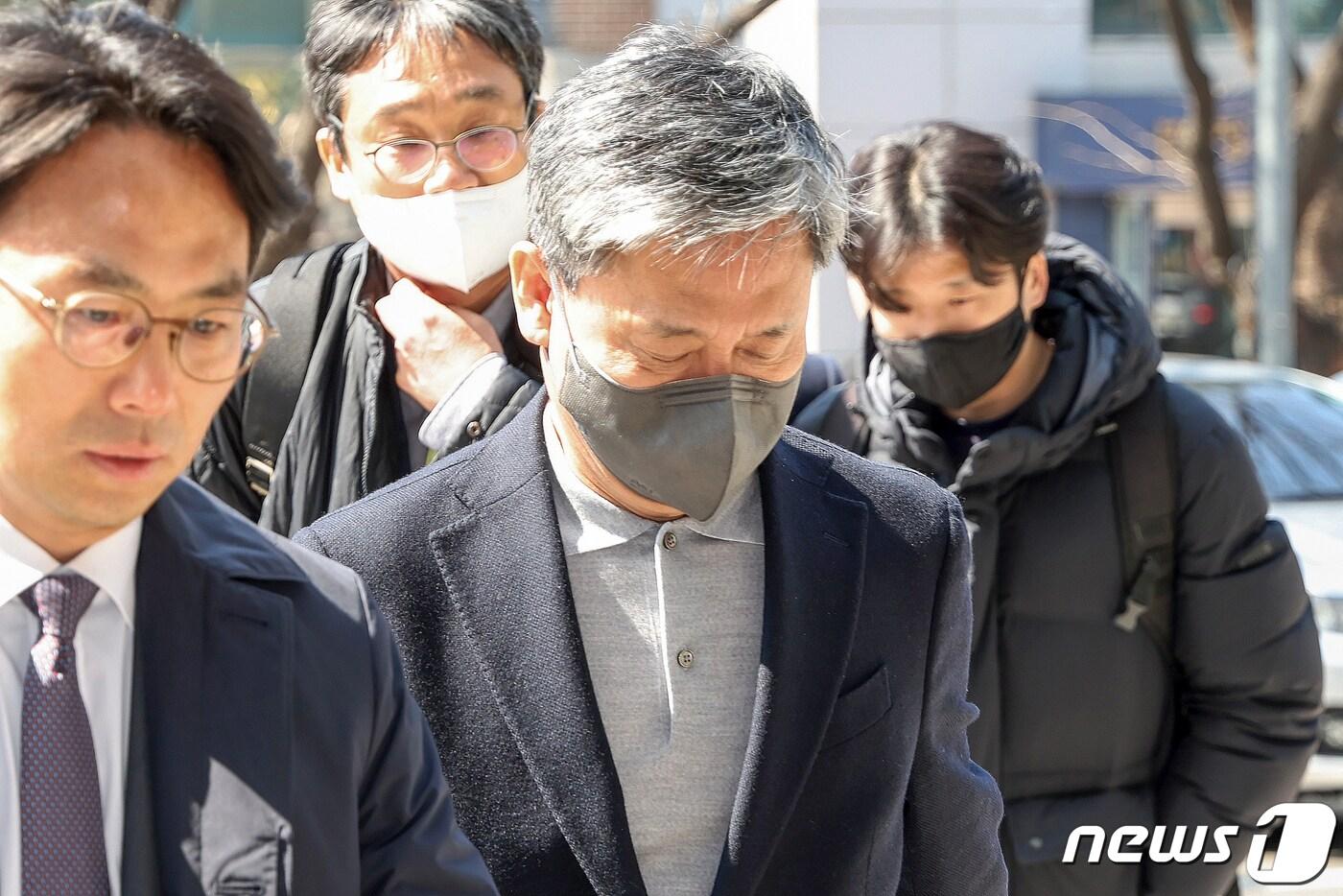 &#39;드라마 제작사 고가 인수 의혹&#39;을 받는 김성수 카카오엔터테인먼트 대표가 21일 오후 서울 양천구 남부지방법원에서 열린 영장실질심사에 출석하고 있다. 앞서 검찰은 지난 1월29일 김 대표에 대해 구속영장을 청구했었다. 하지만 서울남부지법은 &#34;증거 인멸이나 도주 우려가 있다고 보기 어렵다＂며 구속영장을 기각한 바 있다. 2024.3.21/뉴스1 ⓒ News1 민경석 기자