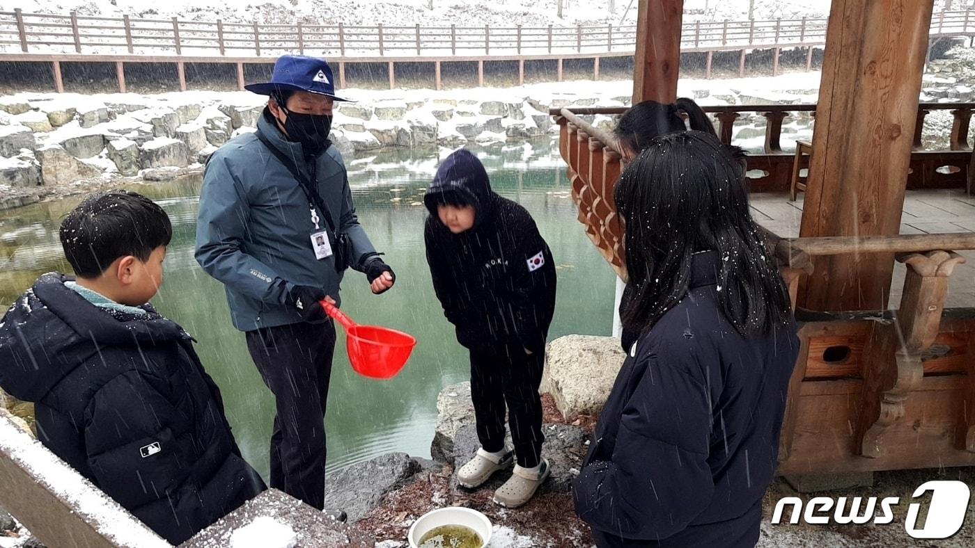 전북자치도 임실군에 소재한 성수산 왕의숲 국민여가캠핑장이 매주 일요일 오전 10시와 오후 3시 캠핑장 인근에서 무료‘숲 해설’프로그램을 운영한다.&#40;임실군제공&#41;2024.3.21/뉴스1