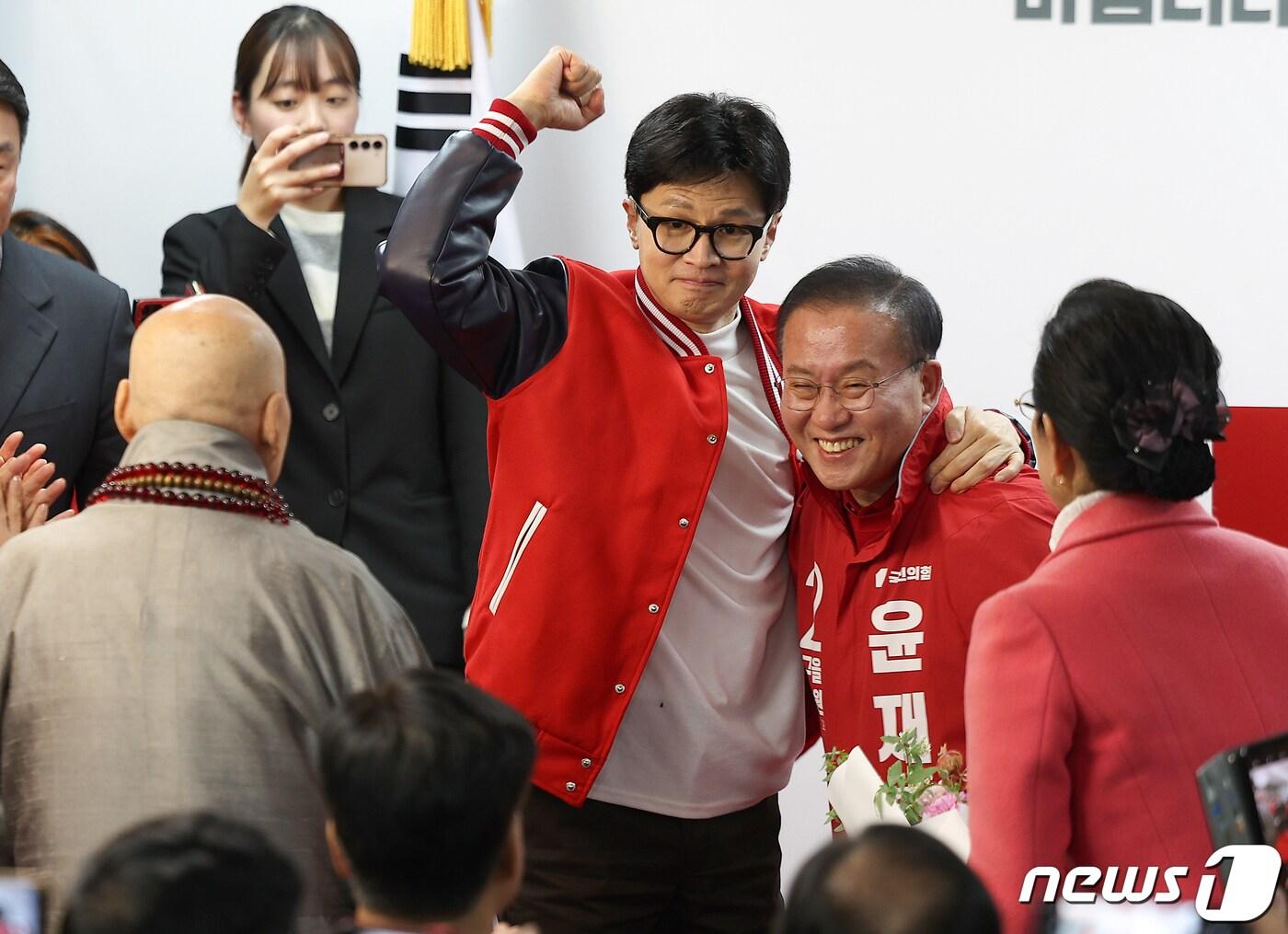 한동훈 국민의힘 총괄선대위원장이 21일 대구 달서구 윤재옥 대구 달서구을 후보 선거사무실 개소식을 찾아 윤재옥 공동선거대책위원장과 화이팅을 외치고 있다. &#40;공동취재&#41; 2024.3.21/뉴스1 ⓒ News1 송원영 기자