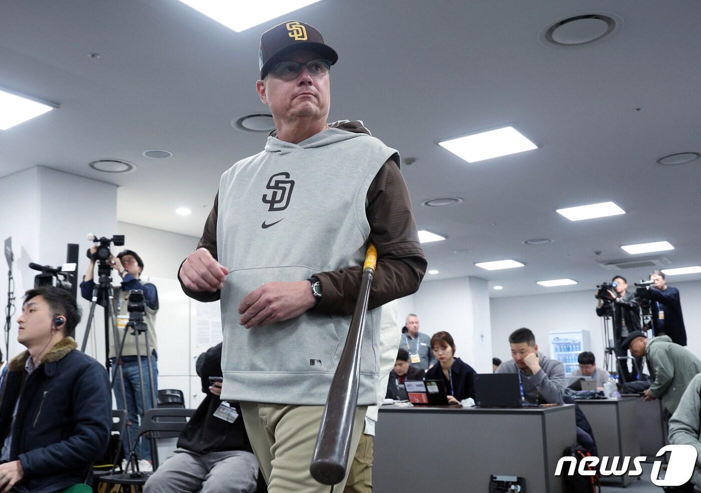 샌디에이고 파드리스 마이크 실트 감독이 미국프로야구&#40;MLB&#41; 공식 개막 서울시리즈 2차전이 예정된 21일 오후 서울 고척스카이돔 기자회견장으로 들어서고 있다. 2024.3.21/뉴스1 ⓒ News1 박정호 기자