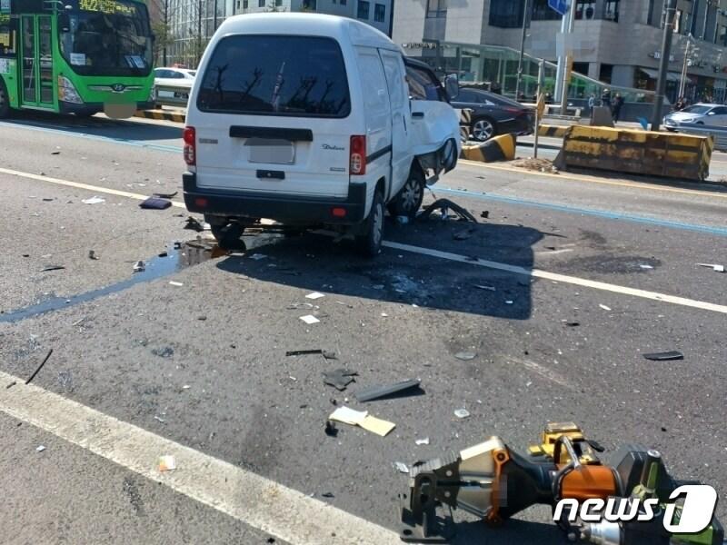 송파대로에서 충돌사고가 난 경형 밴. 서울 송파소방서 제공