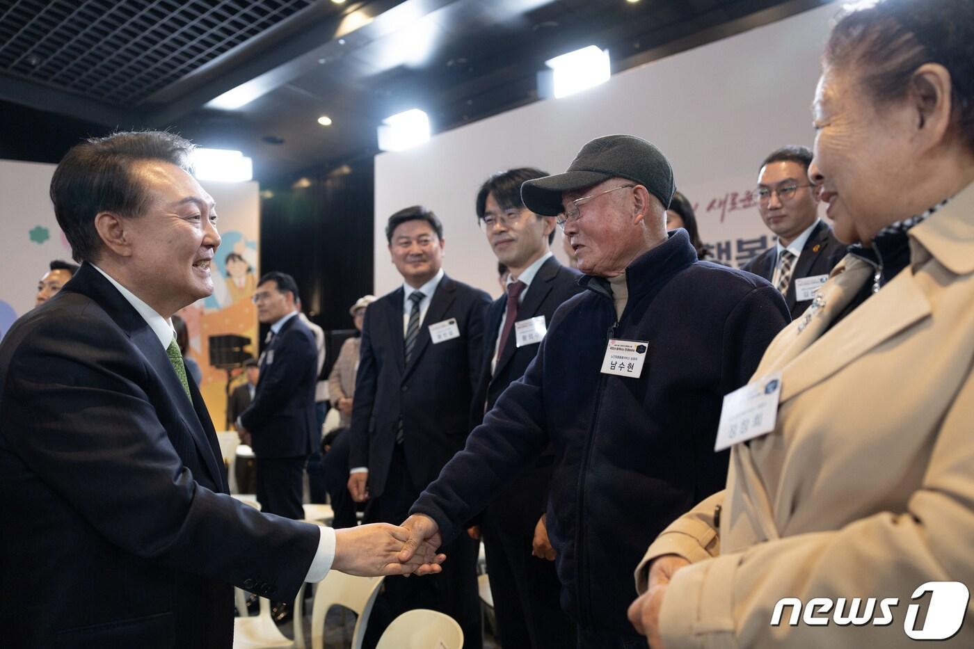 윤석열 대통령이 21일 강원 원주시 건강보험심사평가원에서 ‘건강하고 행복한 노후’를 주제로 열린 22번째 국민과 함께하는 민생토론회에서 노인맞춤돌봄서비스 보호자 남수현 씨와 악수하고 있다. &#40;대통령실 제공&#41; 2024.3.21/뉴스1 ⓒ News1 안은나 기자