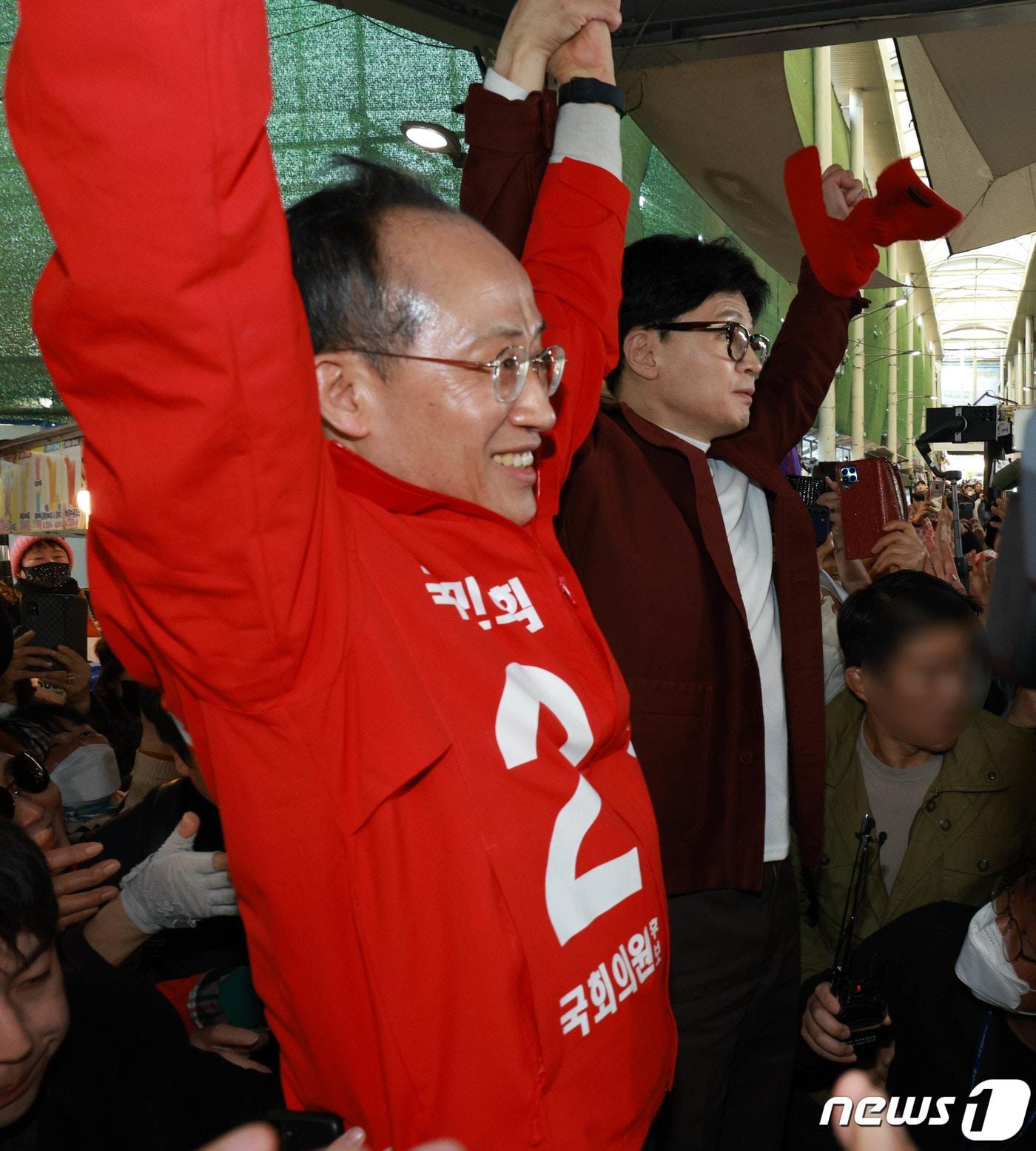 한동훈 국민의힘 비상대책위원장이 추경호&#40;달성&#41; 후보와 함께 21일 대구 중구 서문시장을 방문해 시민들을 향해 인사를 하고 있다. &#40;공동취재&#41; 2024.3.21/뉴스1 ⓒ News1 송원영 기자