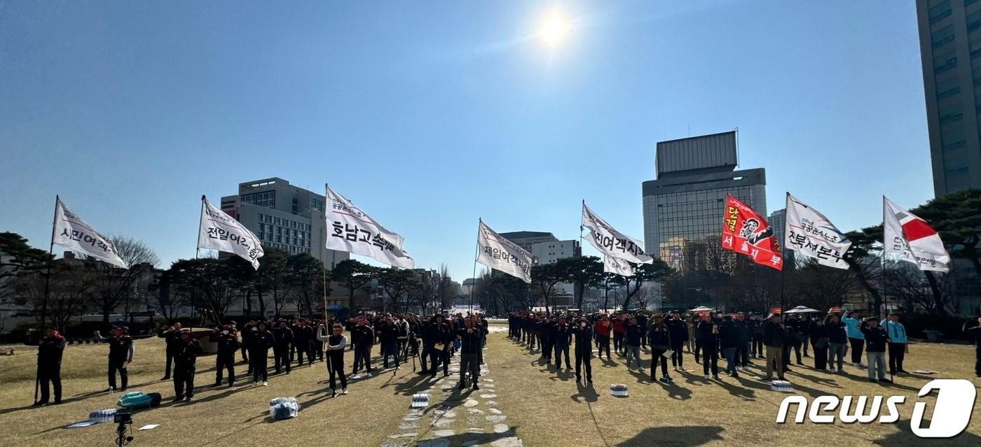 민주버스본부 전북지부가 21일 오후 전북 전주시청 노송광장에서 파업 결의대회를 갖고 있다.2023.3.21/뉴스1 ⓒ News1 김경현 기자