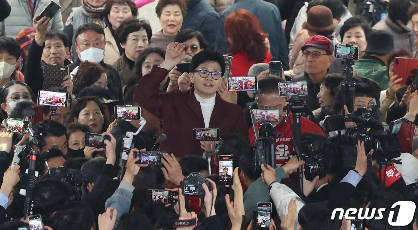 한동훈 국민의힘 총괄선대위원장이 21일 대구 중구 서문시장에서 지지 호소를 하고 있다. 2024.3.21/뉴스1 ⓒ News1 송원영 기자