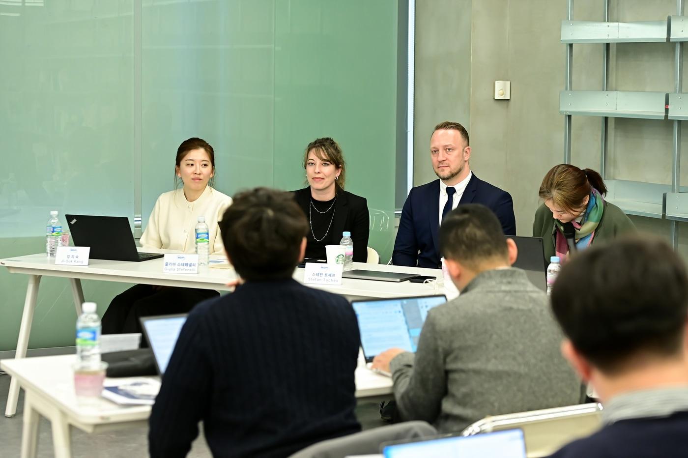 스위스 기반 오픈 액세스 출판사 &#39;MDPI&#39;는 20일 서울 중구에서 자사 서비스를 설명하고 있다. 사진은 MDPI 임직원들이 현장 기자들로부터 질문을 받는 모습