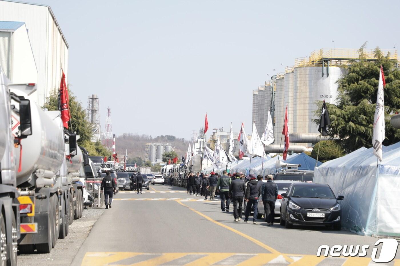 화물연대 울산본부는 21일 운송기사들의 전원 업무 복귀를 요구하며 총파업을 예고했으나 노사교섭이 타결되며 총파업을 철회하고 오는 25일부터 복귀하기로 결정됐다.2024.3.21/뉴스1 ⓒNews1 김지혜 기자