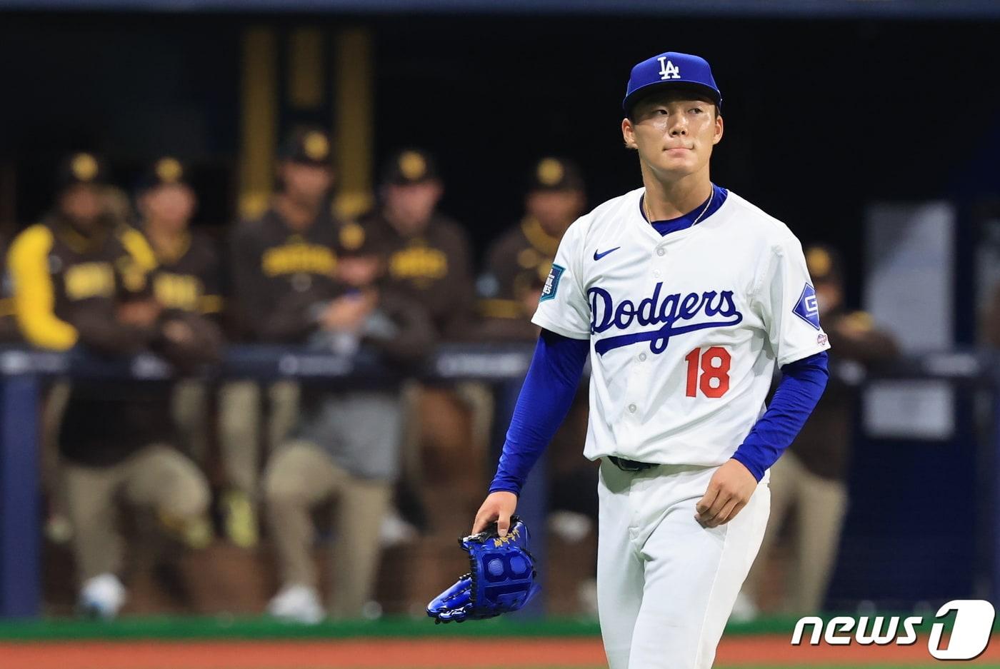 21일 서울 구로구 고척스카이돔에서 열린 2024 미국 메이저리그&#40;MLB&#41; 월드투어 서울시리즈 공식 개막전 샌디에이고 파드리스와 LA 다저스의 2차전 경기, 다저스 선발 야마모토 요시노부가 이닝을 마친 뒤 더그아웃으로 향하고 있다. 2024.3.21/뉴스1 ⓒ News1 김진환 기자