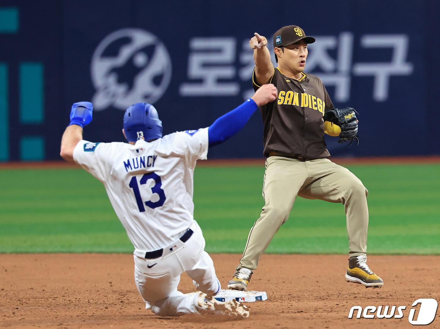 21일 서울 구로구 고척스카이돔에서 열린 2024 미국 메이저리그&#40;MLB&#41; 월드투어 서울시리즈 공식 개막전 샌디에이고 파드리스와 LA 다저스의 2차전 경기에서 샌디에이고 유격수 김하성이 3회말 무사 1,2루에서 다저스 에르난데스의 2루수 앞 땅볼 때 2루수 잰더 보가츠에게 1루로 송구하라는 손짓을 하고 있다. 2024.3.21/뉴스1 ⓒ News1 김진환 기자