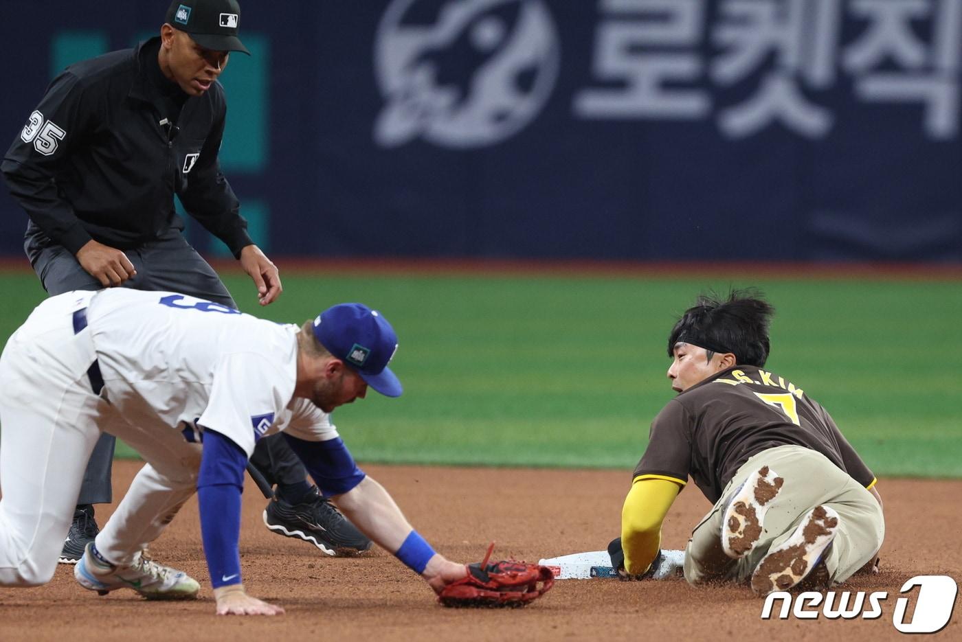 21일 서울 구로구 고척스카이돔에서 열린 2024 미국 메이저리그&#40;MLB&#41; 월드투어 서울시리즈 공식 개막전 샌디에이고 파드리스와 LA 다저스의 2차전 경기에서 샌디에이고 김하성이 4회초 1사 1루에서 2루 도루를 시도해 성공하고 있다. 2024.3.21/뉴스1 ⓒ News1 박정호 기자