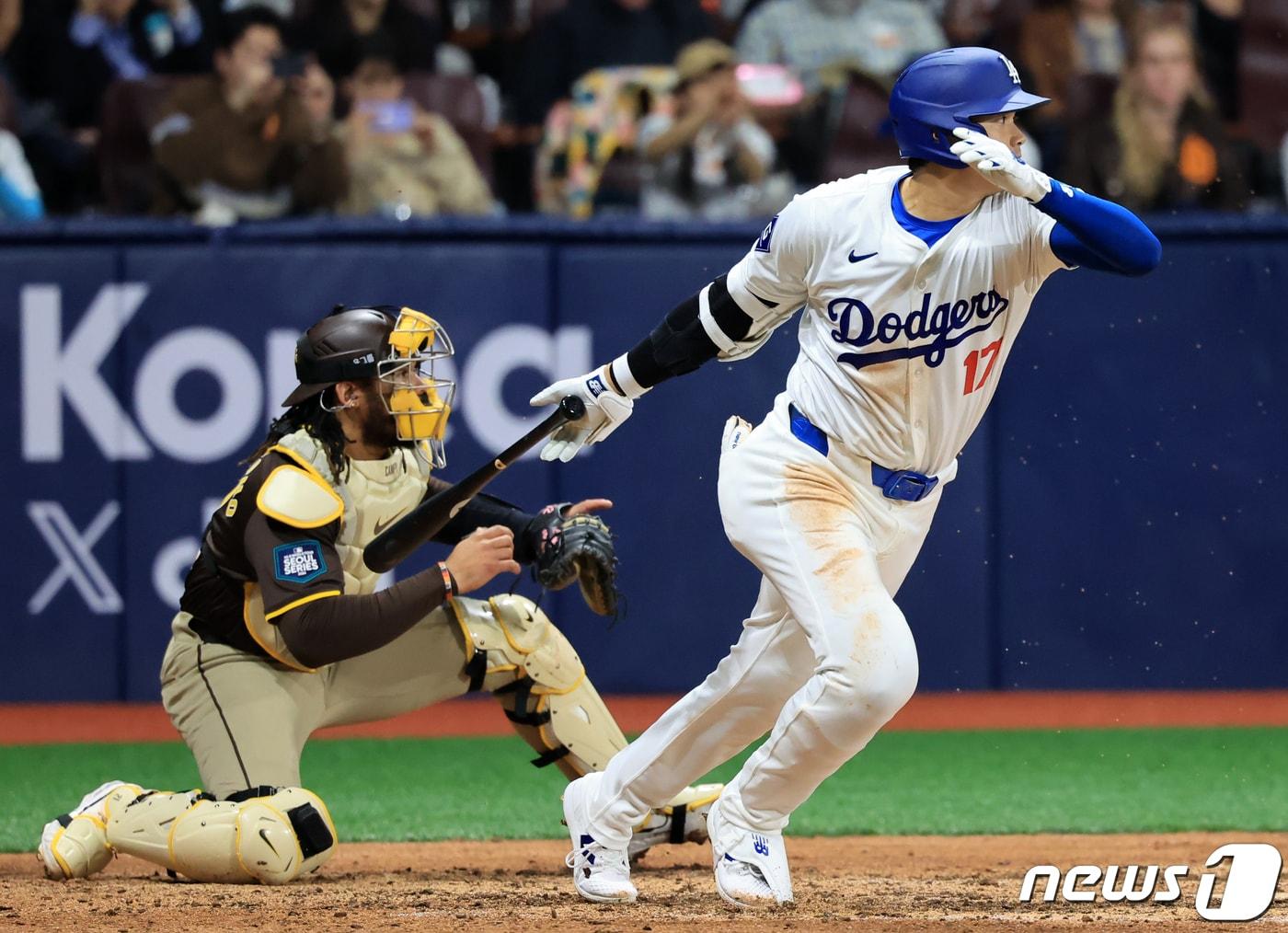 21일 서울 구로구 고척스카이돔에서 열린 2024 미국 메이저리그&#40;MLB&#41; 월드투어 서울시리즈 공식 개막전 샌디에이고 파드리스와 LA 다저스의 2차전 경기에서 다저스 오타니 쇼헤이가 3회말 2사 2루에서 투수 앞 땅볼을 치고 있다. 2024.3.21/뉴스1 ⓒ News1 김진환 기자