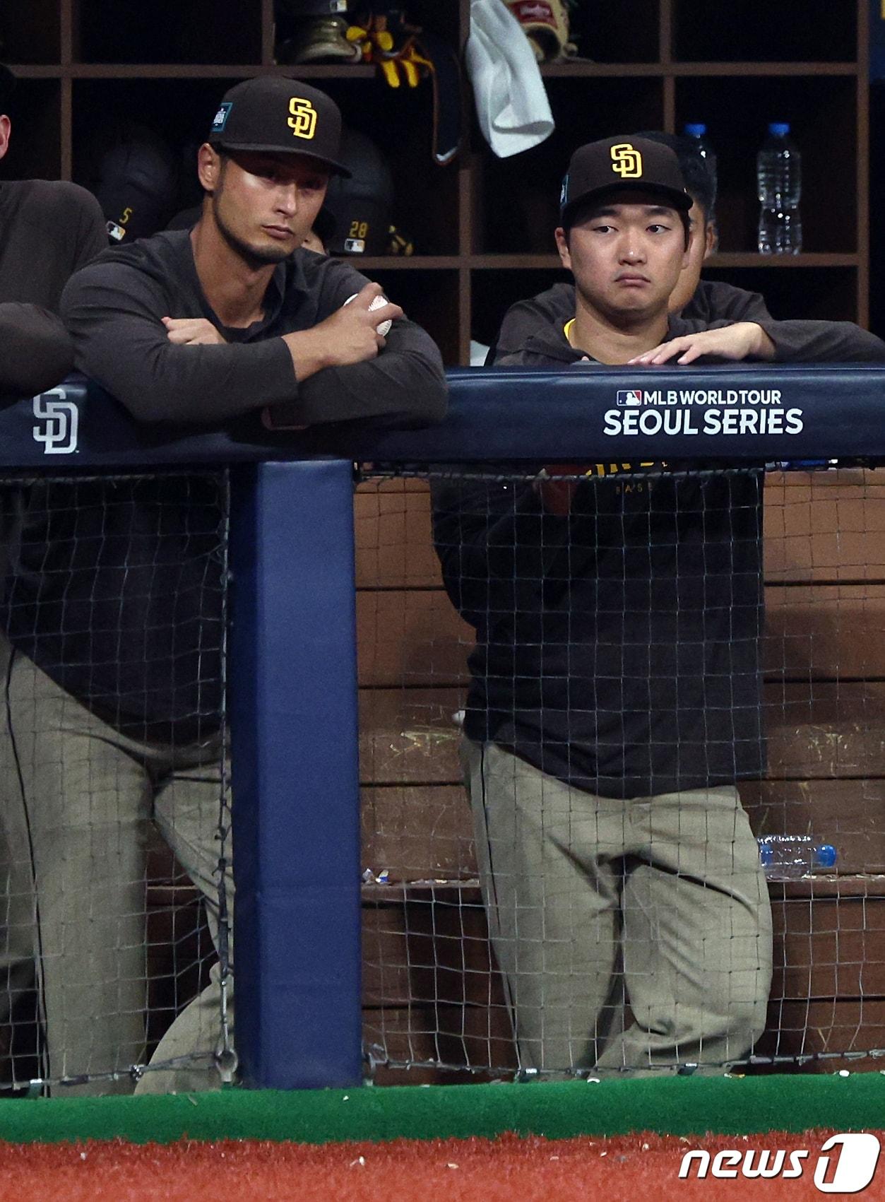 21일 서울 구로구 고척스카이돔에서 열린 2024 미국 메이저리그&#40;MLB&#41; 월드투어 서울시리즈 공식 개막전 샌디에이고 파드리스와 LA 다저스의 2차전 경기에서 샌디에이고 다르빗슈 유와 고우석이 동료들의 플레이를 지켜보고 있다. 2024.3.21/뉴스1 ⓒ News1 박정호 기자