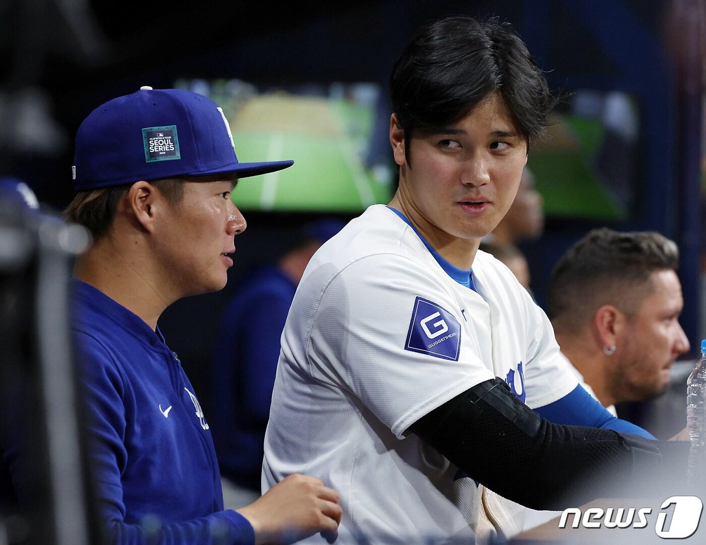 21일 서울 구로구 고척스카이돔에서 열린 2024 미국 메이저리그&#40;MLB&#41; 월드투어 서울시리즈 공식 개막전 샌디에이고 파드리스와 LA 다저스의 2차전 경기에서 다저스 오타니 쇼헤이와 선발 등판했으나 1이닝 5실점으로 물러난 야마모토 요시노부가 대화를 나누고 있다. 2024.3.21/뉴스1 ⓒ News1 박정호 기자