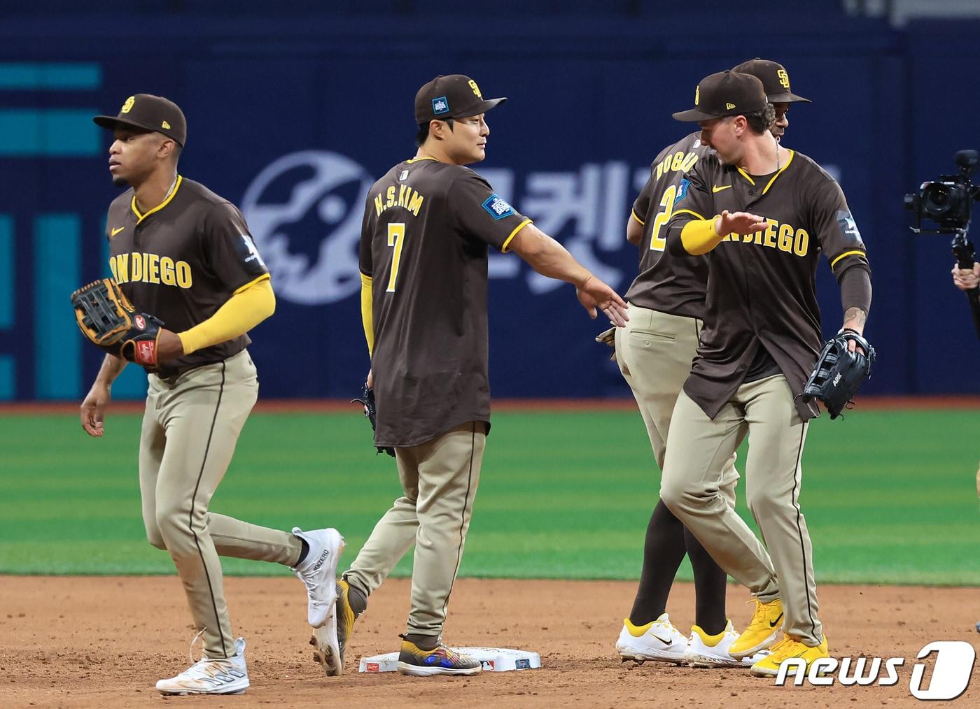 21일 서울 구로구 고척스카이돔에서 열린 2024 미국 메이저리그&#40;MLB&#41; 월드투어 서울시리즈 공식 개막전 샌디에이고 파드리스와 LA 다저스의 2차전 경기, 15대11 승리를 거둔 샌디에이고 김하성이 선수들과 기쁨의 하이파이브를 하고 있다. 2024.3.21/뉴스1 ⓒ News1 김진환 기자