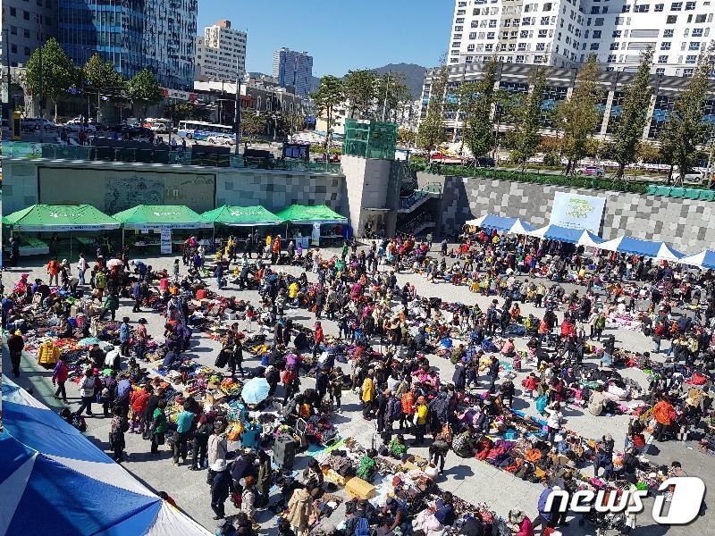 시민나눔장터가 시민들로 가득 차 있다&#40;부산시청 제공&#41;