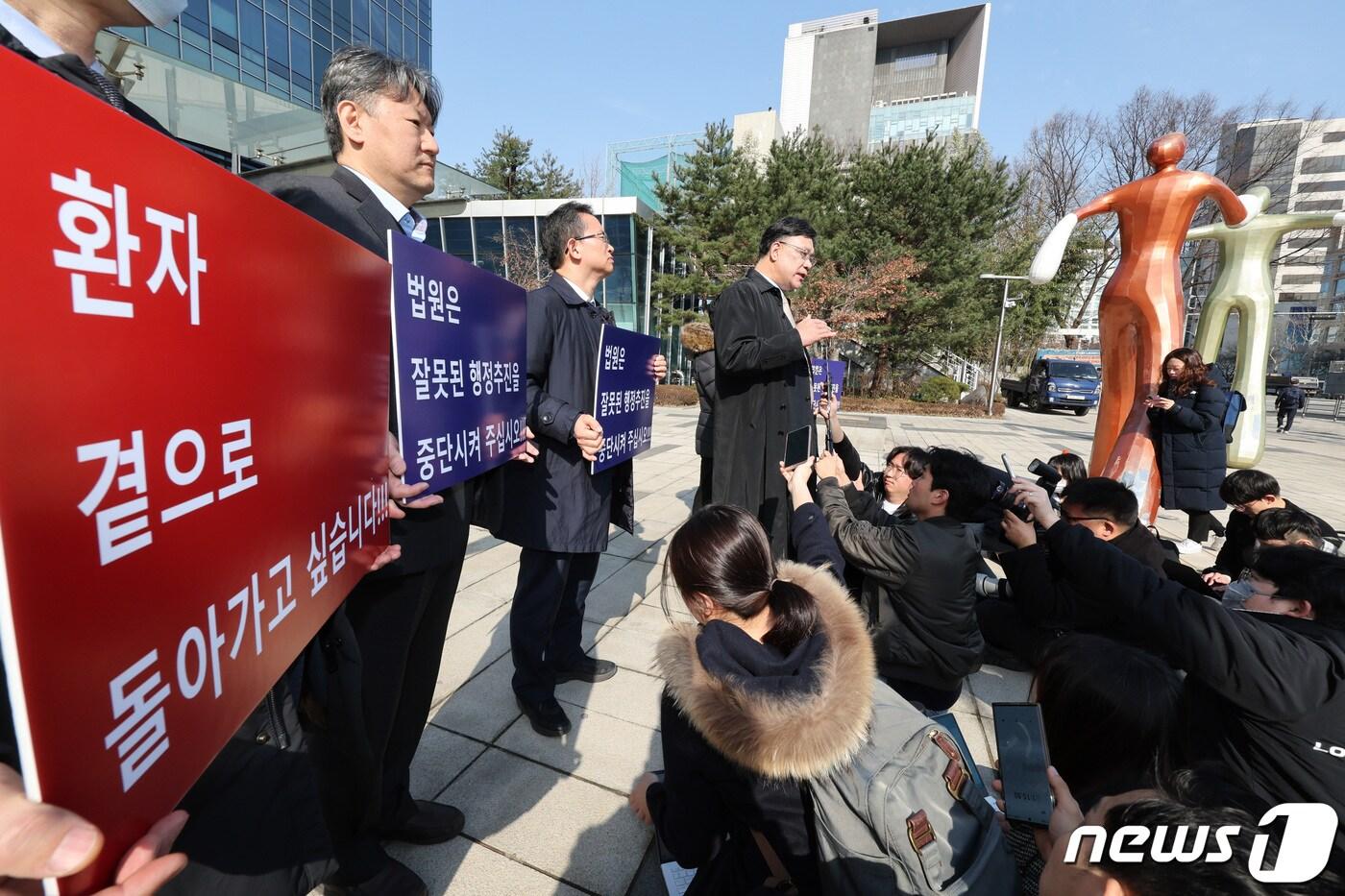 전국 의과대학 교수협의회 소송대리인인 이병철 변호사가 지난달 22일 오전 서울 서초구 서울행정법원에서 열린 의대 증원 취소 집행정지 사건 심문 기일에 출석하며 입장을 밝히고 있다. /뉴스1 ⓒ News1 신웅수 기자