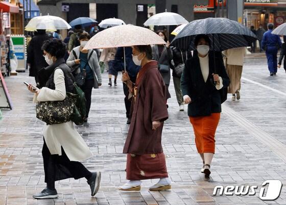 일본 도쿄도의 행인들이 마스크를 착용한 채 거리를 걷고 있다. ⓒ 로이터=뉴스1