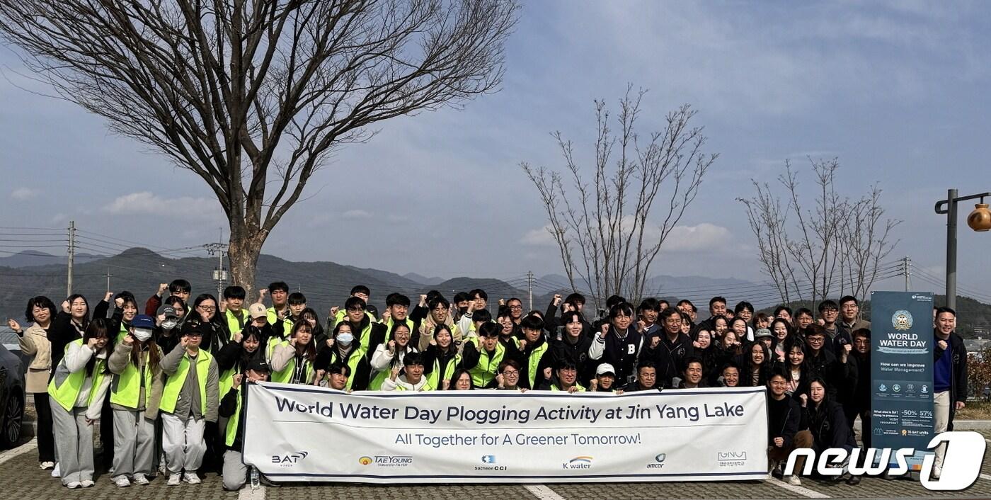 22일 BAT 사천공장 임직원들이 &#39;세계 물의 날&#39;을 기념해 경상남도 진주시 대평리 일대에서 자연 정화 플로깅 캠페인을 진행한 뒤 기념사진을 촬영하고 있다.&#40;BAT로스만스 제공&#41;