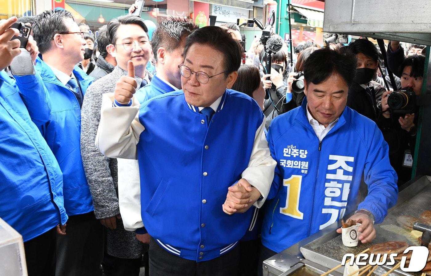 이재명 더불어민주당 대표가 22일 오전 충남 서산시 동부시장 호떡집에서 시민들과 인사를 나누고 있다. &#40;공동취재&#41; 2024.3.22/뉴스1 ⓒ News1 김기태 기자