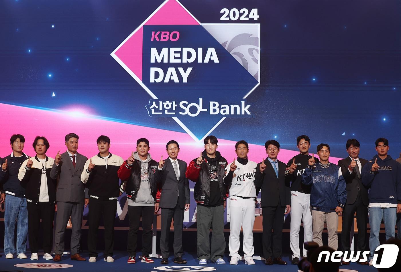 22일 오후 서울 중구 롯데호텔 서울에서 열린 2024 신한 SOL Bank KBO 미디어데이에서 LG 트윈스 염경엽 감독, KT 위즈 이강철 감독, SSG 랜더스 이숭용 감독, 삼성 라이온즈 박진만 감독 등이 선수들과 기념촬영을 하고 있다. 2024.3.22/뉴스1 ⓒ News1 김민지 기자