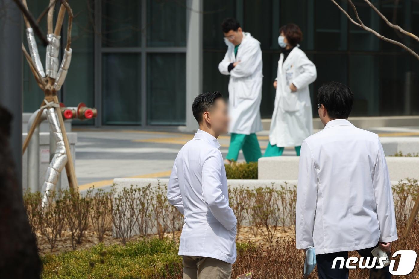 22일 서울 시내 한 대학병원에서 의료진들이 이동하고 있다. 2024.3.22/뉴스1 ⓒ News1 신웅수 기자