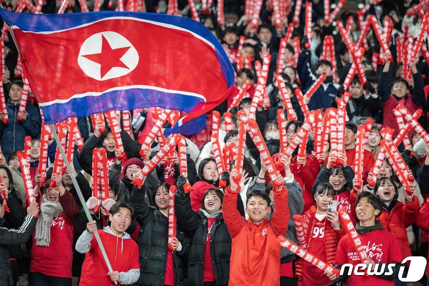 일본과의 월드컵 예선 경기장을 찾아 북한을 응원하는 북한 응원단. ⓒ AFP=뉴스1