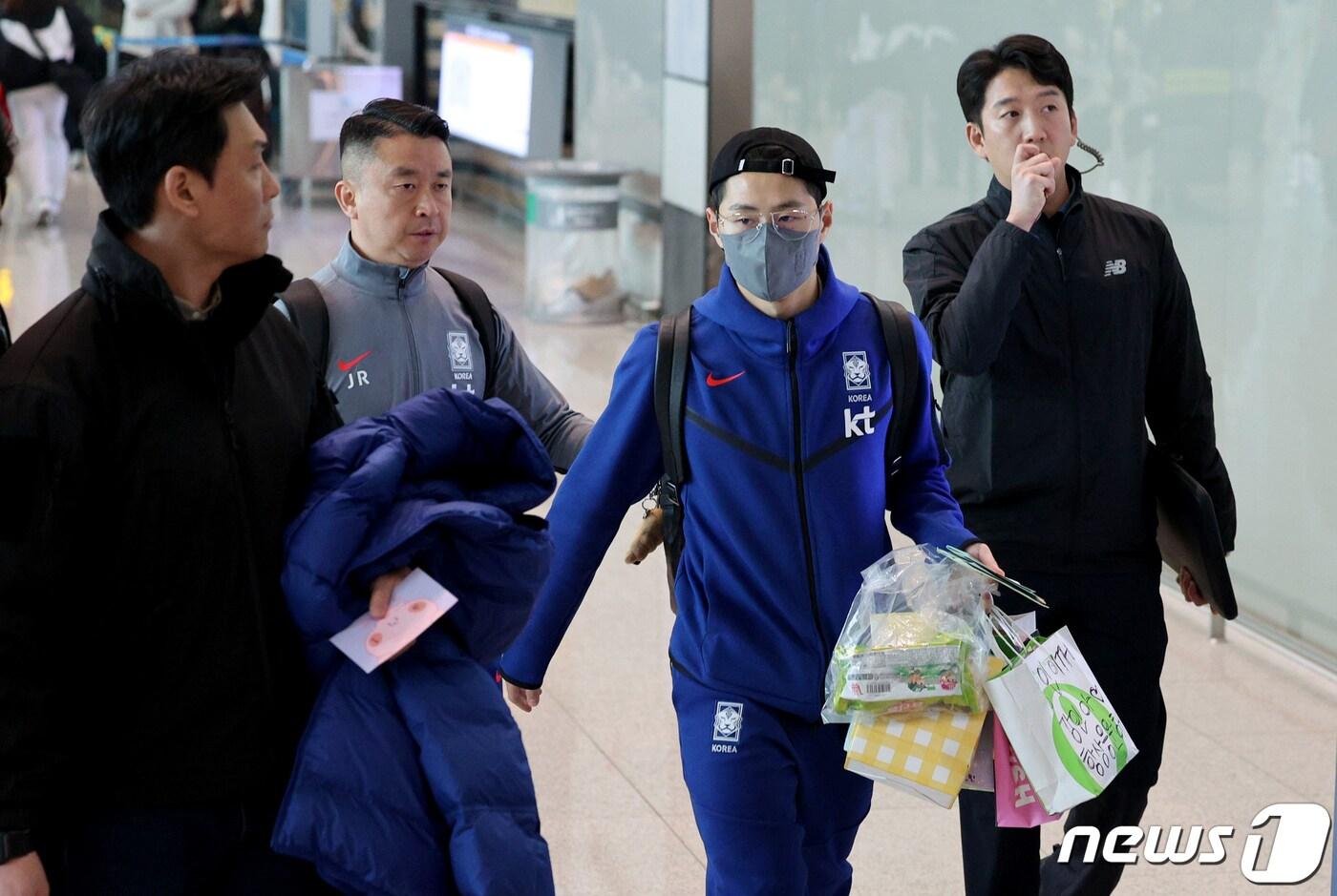 대한민국 축구 대표팀 이강인이 22일 오후 인천국제공항 제2터미널을 통해 태국으로 출국하고 있다. 황선홍 임시감독이 이끄는 대표팀은 오는 26일 태국과 2026 FIFA 북중미 월드컵 아시아 지역 2차 예선 C조 조별리그 4차전 경기를 치룬다. 2024.3.22/뉴스1 ⓒ News1 장수영 기자