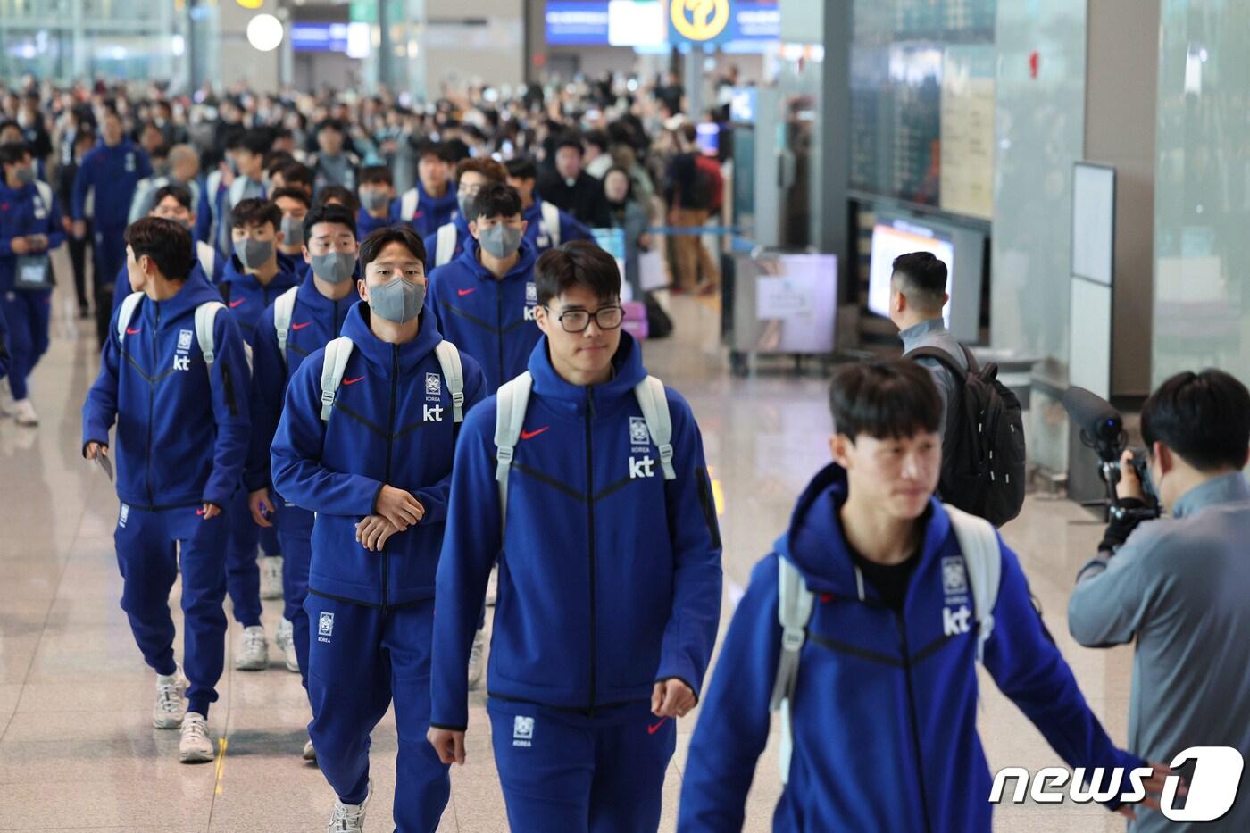 대한민국 축구 대표팀 선수들이 22일 오후 인천국제공항 제2터미널을 통해 태국으로 출국하고 있다. 황선홍 임시감독이 이끄는 대표팀은 오는 26일 태국과 2026 FIFA 북중미 월드컵 아시아 지역 2차 예선 C조 조별리그 4차전 경기를 치른다. 2024.3.22/뉴스1 ⓒ News1 장수영 기자