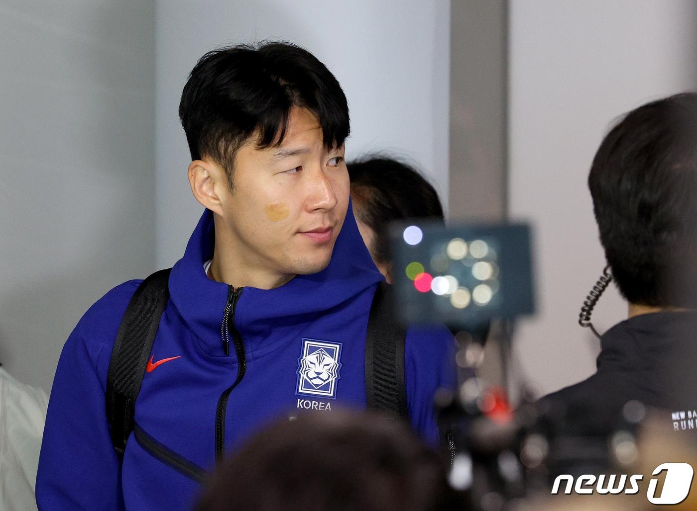 대한민국 축구 대표팀 손흥민이 22일 오후 인천국제공항 제2터미널을 통해 태국으로 출국하고 있다. 황선홍 임시감독이 이끄는 대표팀은 오는 26일 태국과 2026 FIFA 북중미 월드컵 아시아 지역 2차 예선 C조 조별리그 4차전 경기를 치른다. 2024.3.22/뉴스1 ⓒ News1 장수영 기자