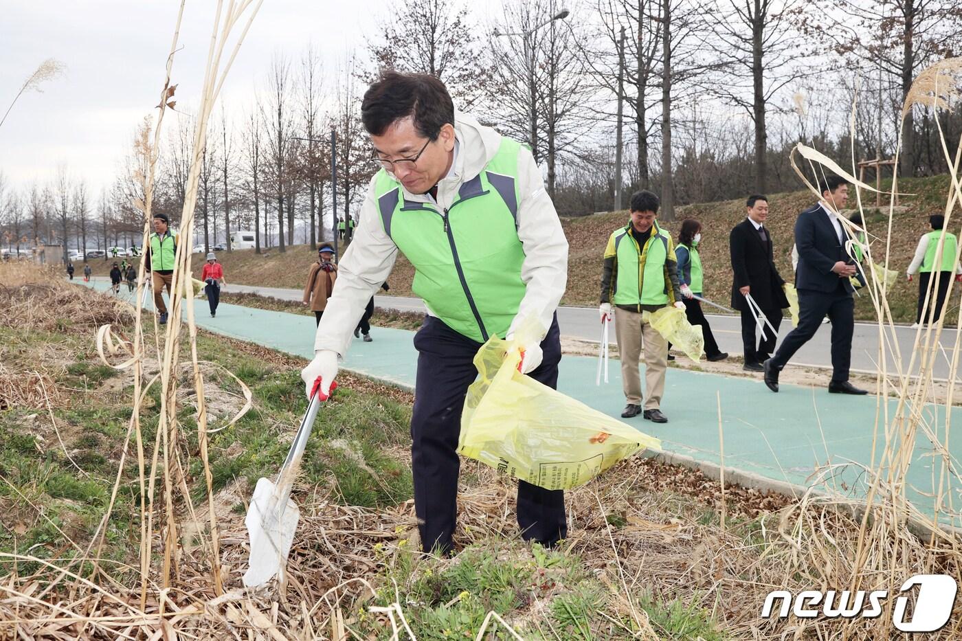 충북도교육청은 22일 세계 물의 날을 맞아 청주 무심천 일원에서 쓰담달리기 환경정화 봉사활동을 진행했다.&#40;충북교육청 제공&#41;/뉴스1