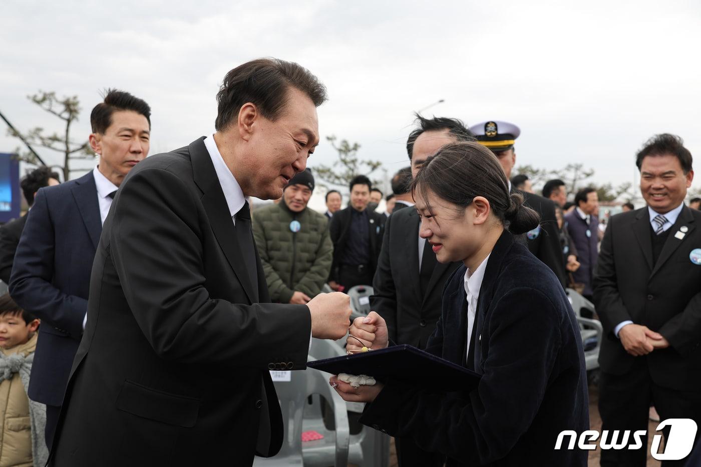 윤석열 대통령이 지난달 22일 오후 경기 평택시 해군2함대사령부에서 열린 제9회 서해수호의 날 기념식에 참석해 천안함 피격 당시 목숨을 잃은 고&#40;故&#41; 김태석 원사 딸 김해봄 씨와 주먹을 부딪히고 있다. &#40;대통령실 제공&#41; 2024.3.22/뉴스1 ⓒ News1 안은나 기자