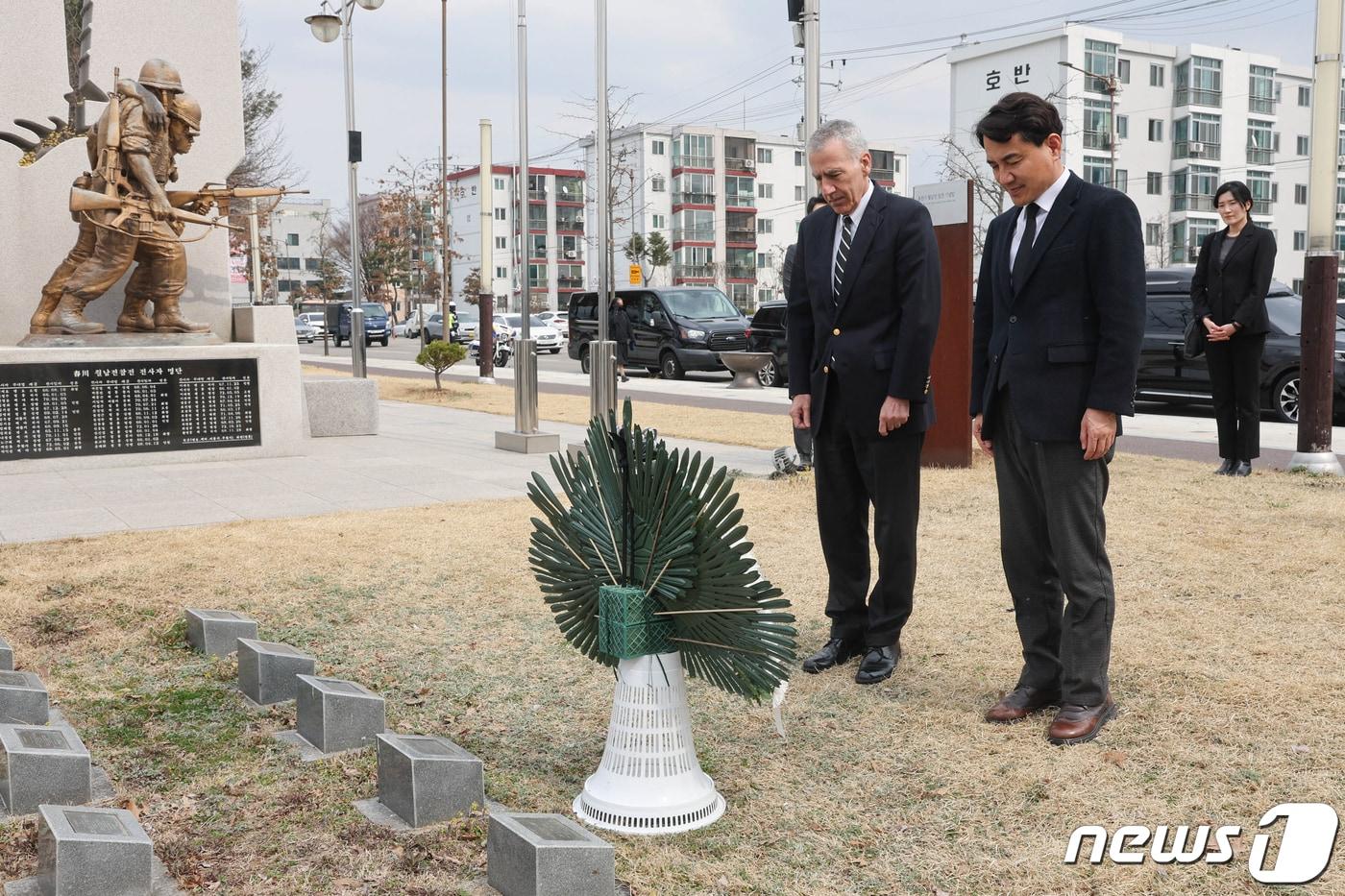 김진태 강원도지사와 필립 세스 골드버그 주한 미국대사가 22일 오후 춘천대첩기념평화공원을 방문해 6.25 참점 미군들을 추모하고 있다.&#40;강원도 제공&#41;